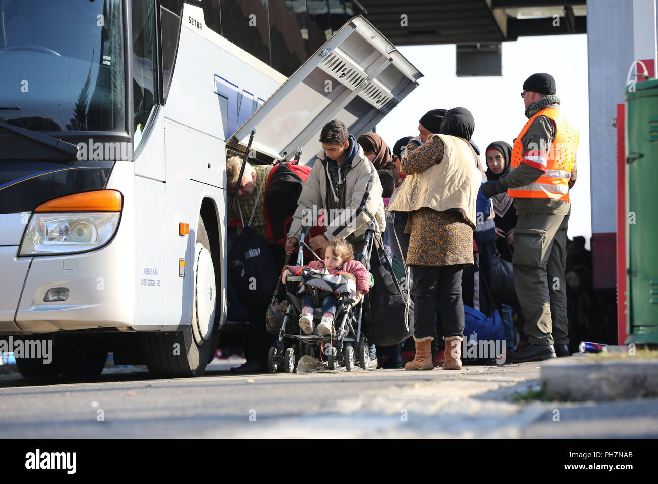 Spielfeld, Steiermark, Österreich. 26. Okt 2015. Flüchtlinge gesehen Ihr Gepäck laden in einen Bus. Das österreichische Militär übernahm die Kontrolle über die Verwaltung von ankommenden Fluechtlinge an der österreichisch-slowenischen Grenzübergang Spielfeld. Sie wurden von den Christlichen NGO Caritas unterstützt. Die Flüchtlinge vor allem aus Syrien, Afghanistan und im Irak waren. Credit: Stanislav Jenis/SOPA Images/ZUMA Draht/Alamy leben Nachrichten Stockfoto