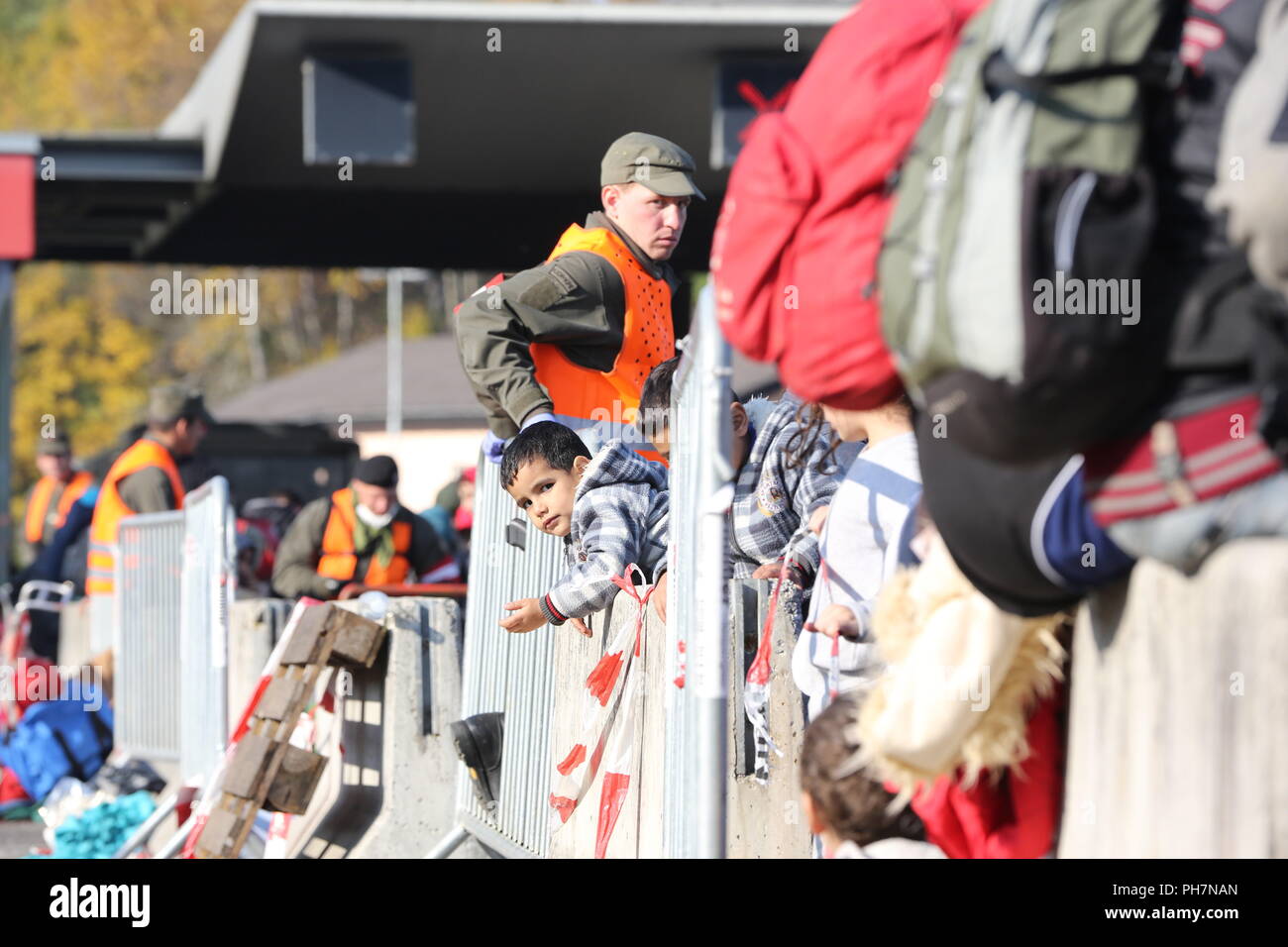 Spielfeld, Steiermark, Österreich. 26. Okt 2015. Ein Kind befindet sich auf der Oberseite der Barriere bars gesehen. Das österreichische Militär übernahm die Kontrolle über die Verwaltung von ankommenden Fluechtlinge an der österreichisch-slowenischen Grenzübergang Spielfeld. Sie wurden von den Christlichen NGO Caritas unterstützt. Die Flüchtlinge vor allem aus Syrien, Afghanistan und im Irak waren. Credit: Stanislav Jenis/SOPA Images/ZUMA Draht/Alamy leben Nachrichten Stockfoto