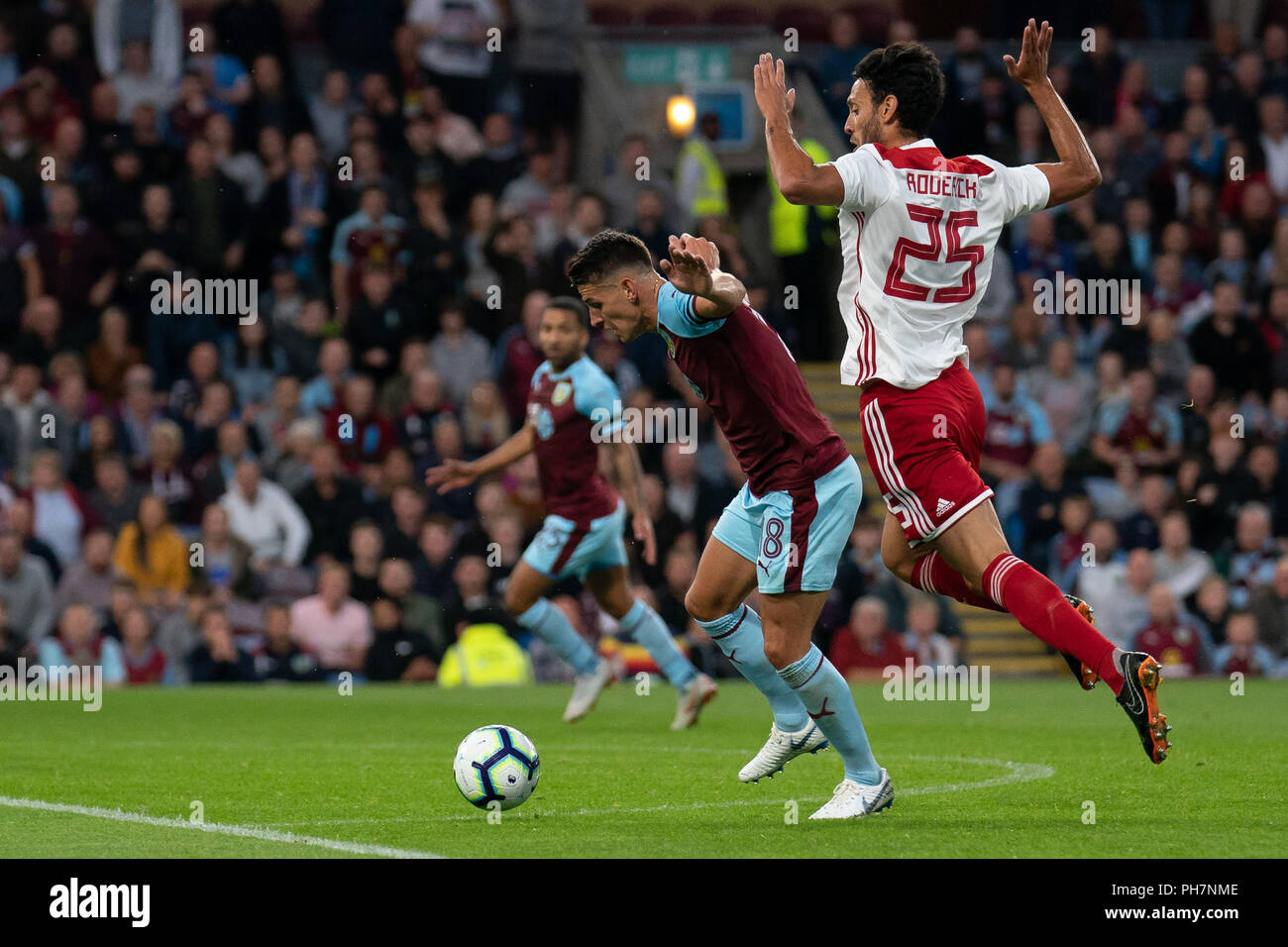 Burnley, Großbritannien. 30. August 2018. Burnley ist Ashley Westwood unter Druck, als er am 30. August 2018 Ziel schießt, Turf Moor, Burnley, England, UEFA Europa League, Play off Bein 2 von 2, Burnley v Olympiakos Piräus FC Credit: Terry Donnelly/Alamy leben Nachrichten Stockfoto