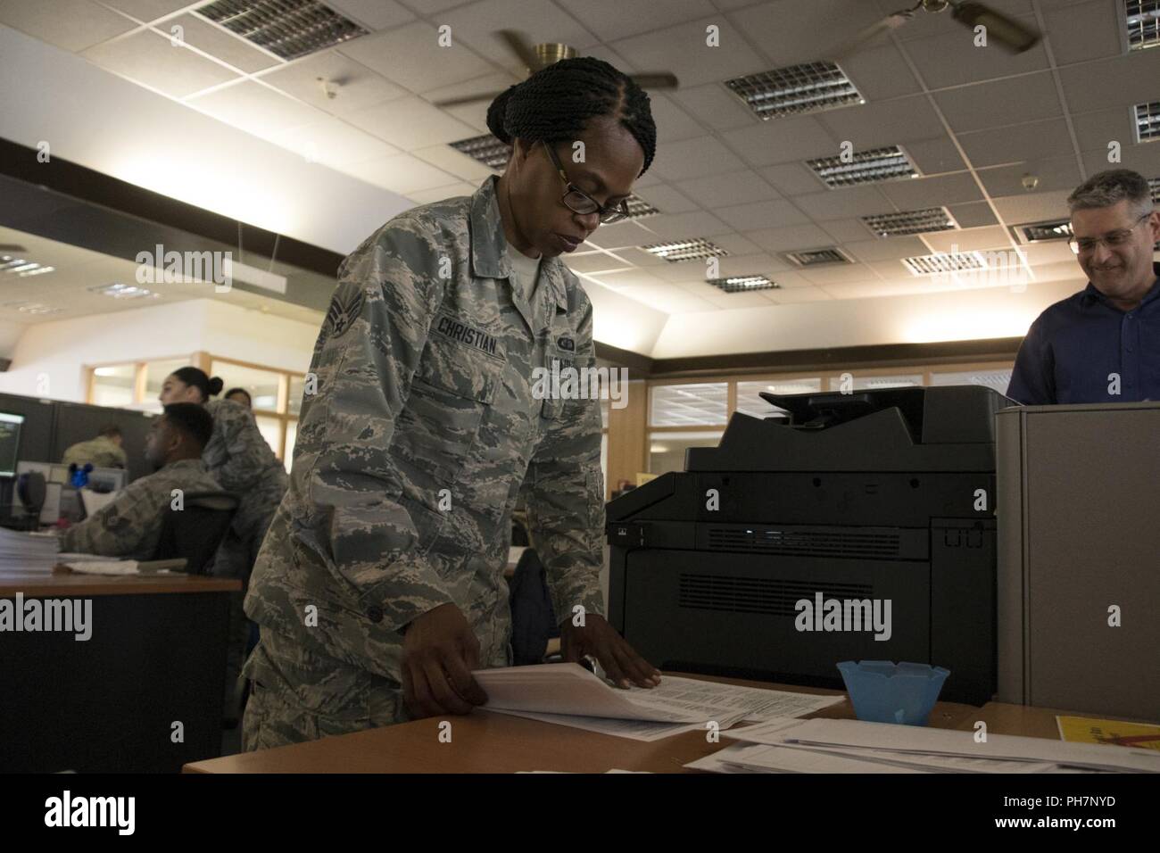 Flieger von der 179th Airlift Wing, Financial Management Flug, arbeiten mit anderen Mitgliedern Ihrer Einheit ihre Verteidigung Travel System Berechtigungen Juni 26, 2018, an der Air Base Ramstein, Deutschland. Die 179Th FM ist hier arbeiten neben Ihrer aktiven Kollegen als Teil ihrer jährlichen Training fern von ihrer Heimat entfernt, der Bereitschaft stärkt und gibt den Mitgliedern Möglichkeiten zu lernen und Praxis Kenntnisse und Fähigkeiten, die Sie nicht immer bei sich zu Hause durchführen. Stockfoto