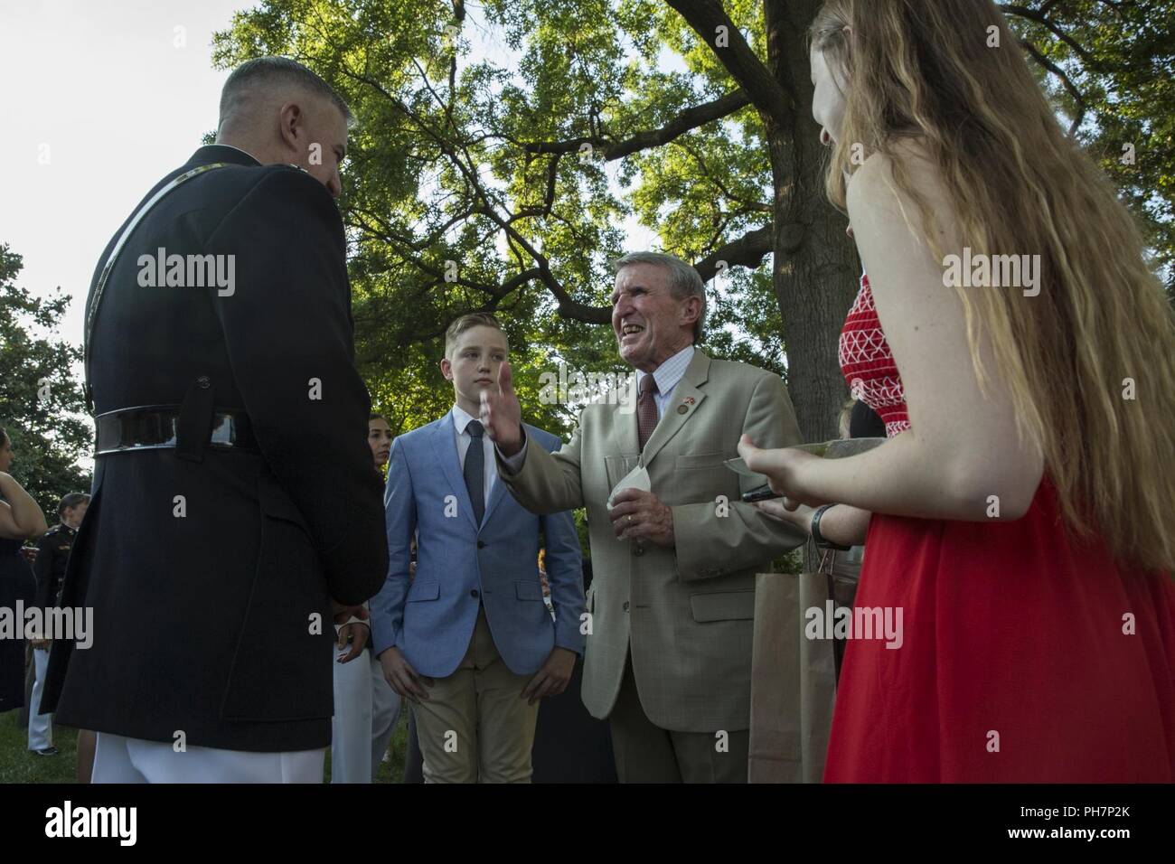 Ehemalige stellvertretende Kommandant des Marine Corps Gen. General William L. Witsum, im Ruhestand, spricht mit Assistenten, Kommandant des Marine Corps Gen. Glenn M. Walters bei einem Empfang vor einem Abend Parade am Haus des Kommandanten, Marine Barracks Washington, Washington, D.C., 29. Juni 2018. Am Abend Parade Sommer Tradition begann im Jahre 1934 und verfügt über die Stille Bohren Platoon, die US-Marine Band, das US Marine Drum and Bugle Corps und zwei Marching unternehmen. Mehr als 3.500 Gäste nehmen an der Parade jede Woche. Stockfoto