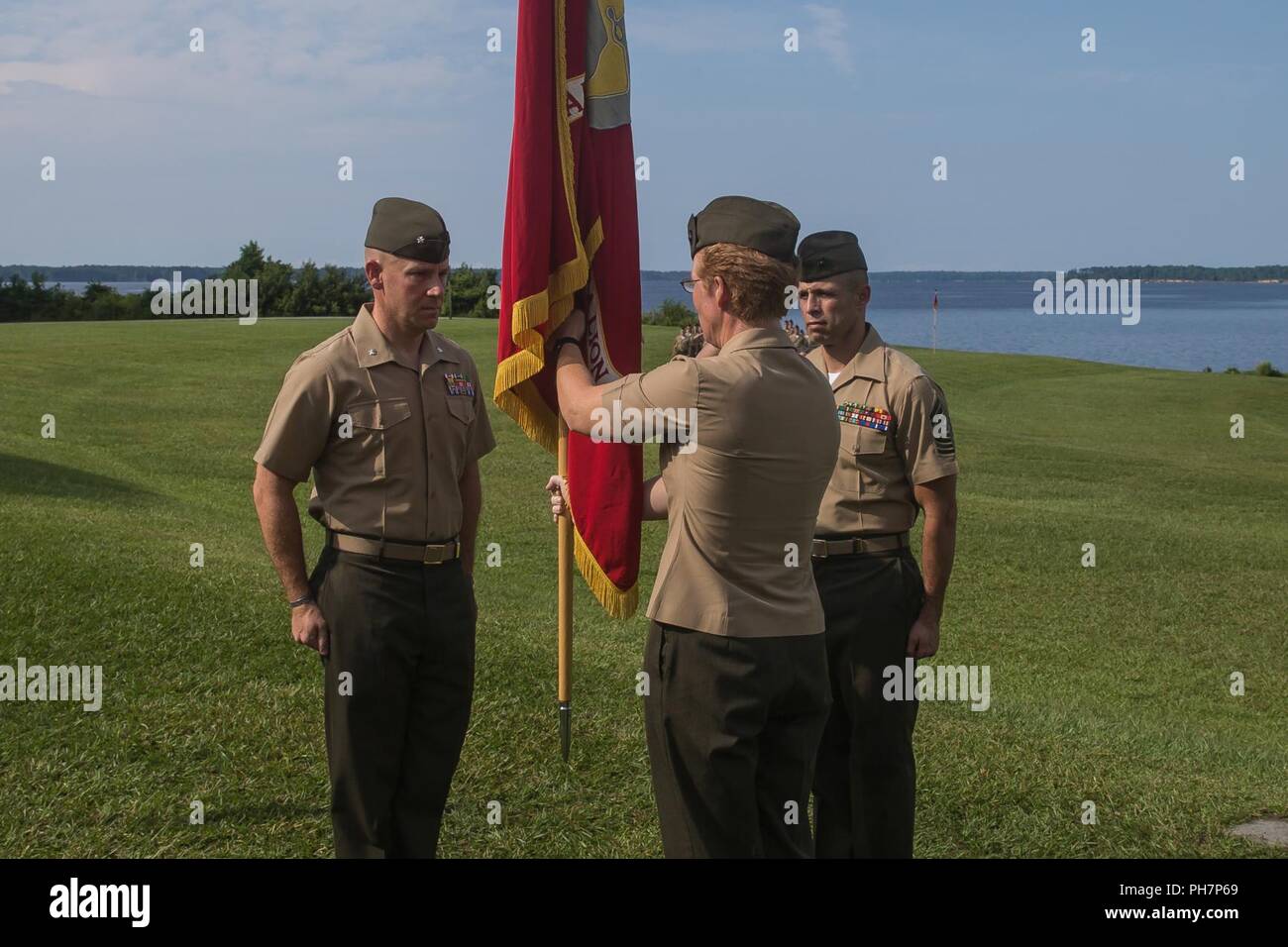 Us Marine Corps Oberstleutnant Karin Fitzgerald, mit Bekämpfung Logistik Bataillon 6, Bekämpfung der Logistik Regiment 2, 2 Marine Logistics Group, übergibt das Bataillon Schlacht, um Farben auf die entgegenkommenden Bataillonskommandeur Oberstleutnant Daniel Rosenberg in Camp Lejeune, N.C., 26. Juni 2018. Während der Befehl Zeremonie, Oberstleutnant Karin Fitzgerald Befehl von CLB6 Oberstleutnant Daniel Rosenberg aufgegeben. Stockfoto