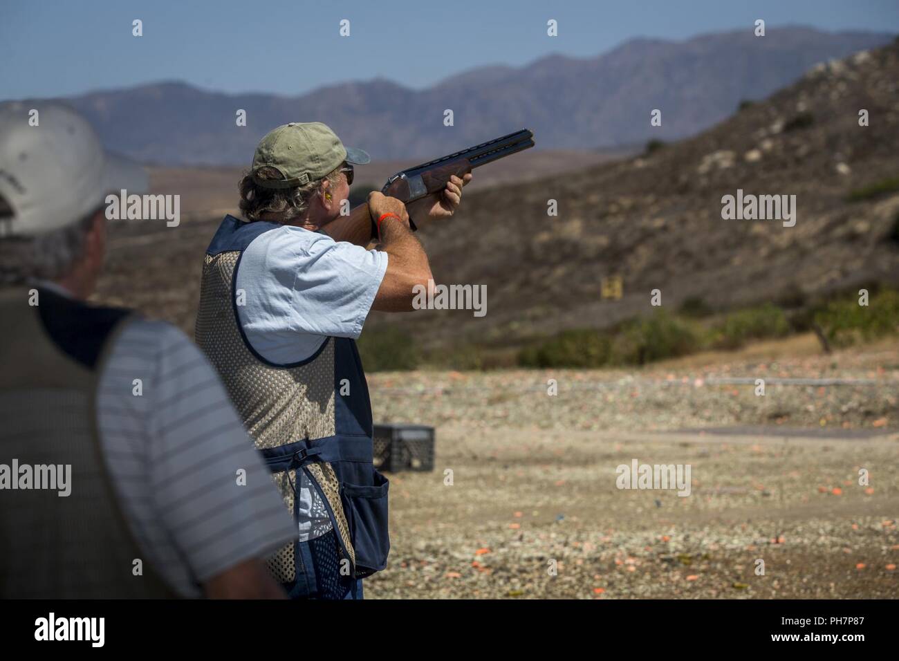 Gregory Incledon zielt auf eine clay Target mit einer Schrotflinte in Vado del Rio, besser bekannt als Reihe 107 bekannt, in der Marine Corps Base Camp Pendleton, Kalifornien, 30. Juni 2018. Bereich 107 hat seine Skeet und Trap Bereiche geschlossen wird, sondern noch Pistole und Gewehr schützen an den Wochenenden unterstützen. Stockfoto