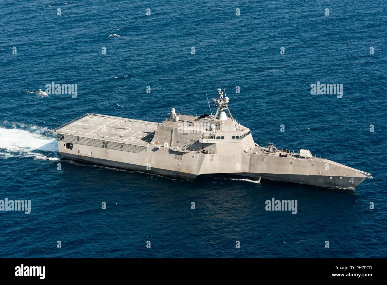 Pazifik (28. Juni 2018) - Ein MQ-8C Fire Scout unbemannte Helikopter führt derzeit die Anlandung mit der Unabhängigkeit - Variante Littoral Combat Ship USS Coronado (LCS 4). Die neuen Scout Variante erwartet wird mit der LCS-Klasse Aufklärung zu verlegen, um für das Situationsbewusstsein und Zielgenauigkeit unterstützen. Coronado ist die Arbeit mit der Prüfung und Bewertung von Staffel 1 (VX-1) Die neueste Fire Scout unbemannte Hubschrauber zu testen. Coronado ist eine von vier benannten Test Schiffe im LCS klasse Littoral Combat Ship Squadron zugewiesen. Stockfoto