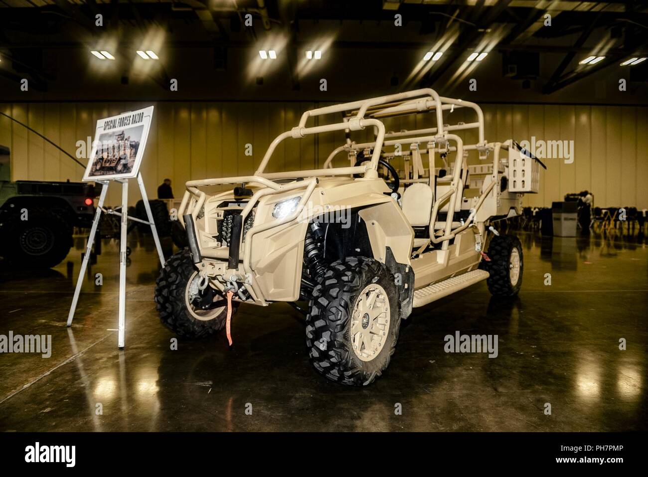 Mehrere Stücke der militärischen Ausrüstung waren auf Anzeige in der Ausstellungshalle auf der 2018 Defense Logistics Agency des Land- und des Seeverkehrs Supplier Conference Exposition Juni 19-20 in der Innenstadt von Columbus, Ohio. Die Konferenz empfohlene Keynote Adressen aus Militär, Industrie und Regierung Führer auf einer Vielzahl von Themen, die von Performance-basierten Logistikkette Effizienz zu liefern und strategische Ziele. Stockfoto