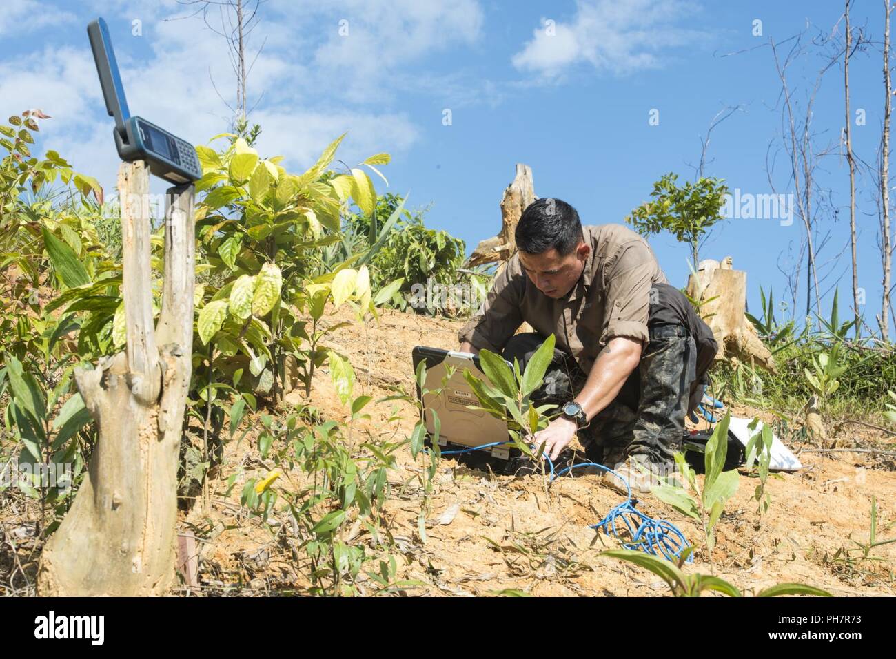 Us-Armee Sgt. Michael Duran, ein Signal support systems Specialist zu einem Verteidigung POW/MIA Accounting Agentur (DPAA) Recovery Team zugeordnet sind, überprüft, Sat-Konnektivität bei der Ausgrabung in Quang Nam Provinz, Sozialistische Republik Vietnam, 29. Juni 2018. Das Team eingesetzt, um den Bereich für die Überreste von US-Mitglieder während des Vietnam Krieges verloren zu suchen. DPAA's Mission ist es, die möglichst vollständige Buchhaltung für unsere fehlenden Personal zu ihren Familien und der Nation zu stellen. Stockfoto