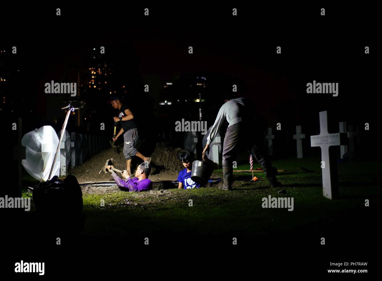 Die einheimischen Arbeiter mit der American Battle Monuments Commission (ABMC) eine Schatulle im Manila American Cemetery und Denkmal in Manila, Philippinen, 14. Juni 2018 ermitteln. ABMC arbeitete mit der Verteidigung POW/MIA Accounting Agentur (DPAA) zu exhumieren die Überreste von 23 Gräber als Teil der DPAA der Aufwand für Personal, das in der cabanatuan Kriegsgefangenenlager während des Zweiten Weltkriegs starb identifizieren. Es gibt mehr als 900 US-Mitglieder, die aus dem Gefängnis in Vergessenheit geraten sind. DPAA's Mission ist es, die möglichst vollständige Buchhaltung unserer fehlt Personal zu ihren Familien und der Nation zu stellen. Stockfoto