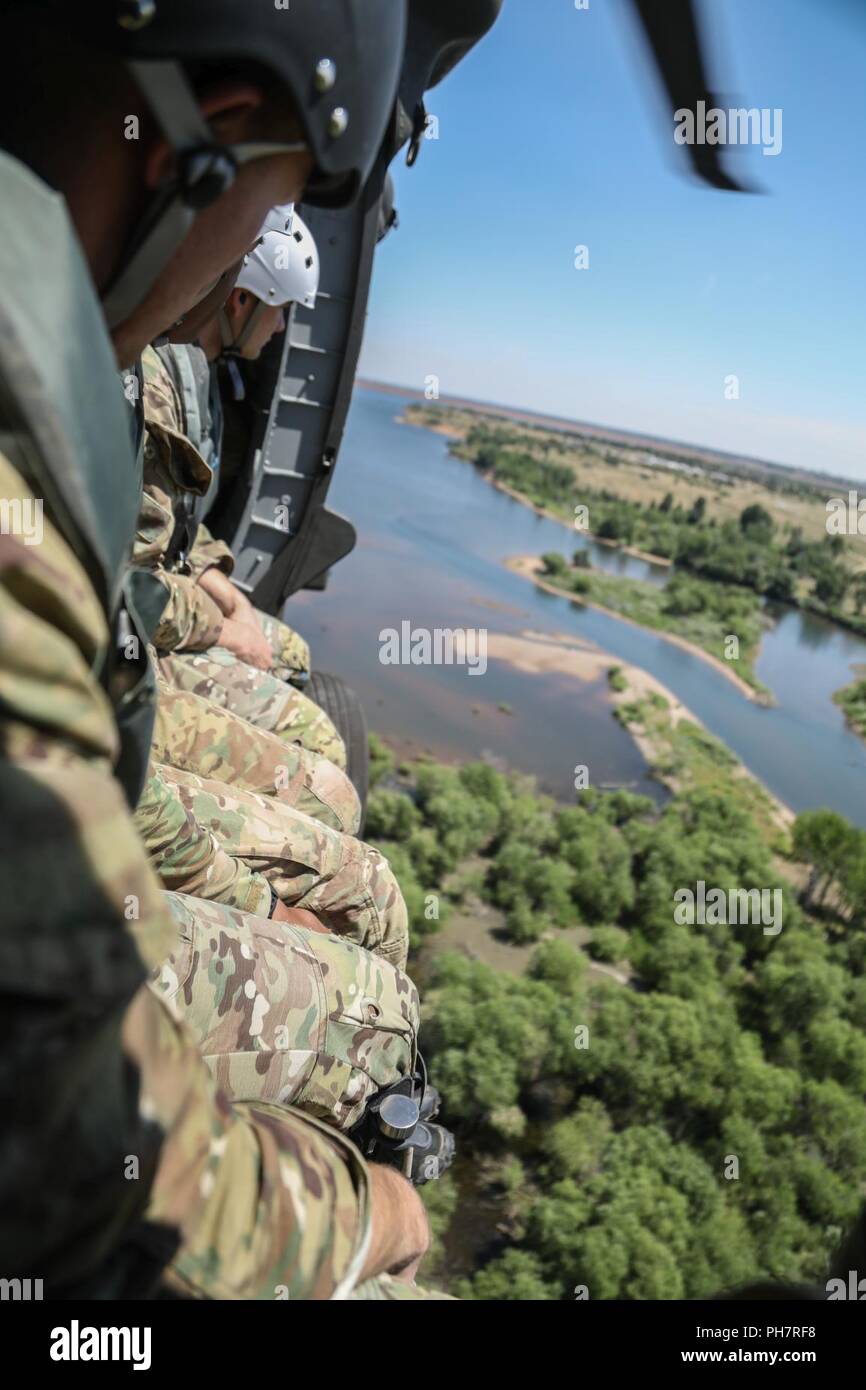 Us-Armee Soldaten, zugeordnet zu den 10 Special Forces Group (Airborne), Fliegen über Chatfield Behälter während ein Helo-cast Schulungsveranstaltung in Littleton, Colorado, 29.06.2018. Eines der Ziele dieser Schulungsveranstaltung durchgeführt wurde ihre Fähigkeit, aus der Luft anzugreifen sowie das Meer zu festigen. Stockfoto