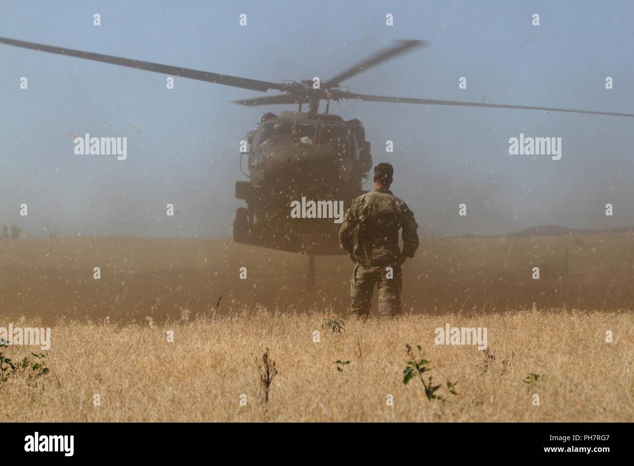 Ein Green Beret vom 10 Special Forces Group (Airborne) steht als UH-60 landet in der Nähe von Chatfield Reservoir, außerhalb von Littleton, Colorado, 28. Juni 2018. Soldaten aus 10 Special Forces Group ihre Fähigkeit, Statische durchzuführen - liniensprünge und Helo-cast in den Behälter, wodurch Schärfung der Fähigkeit der Einheit auf Land, See und Luft. Stockfoto
