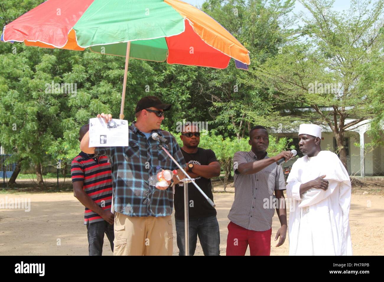 Staff Sgt. Douglas Hayes der Task Force Darby zivilen Angelegenheiten Team und 353 zivile Angelegenheiten Befehl zeigt den lokalen Dorf Führer wie Moskitofallen zu bauen der Malaria in den Garoua zu bekämpfen, Kamerun, um Rapport mit der lokalen Gemeinschaft zum 28. Juni 2018 erstellen. TF Darby service Mitglieder, dienen in einer unterstützenden Rolle für den Kamerunischen militärischen Kampf gegen die gewalttätigen extremistischen Organisation Boko Haram. Stockfoto