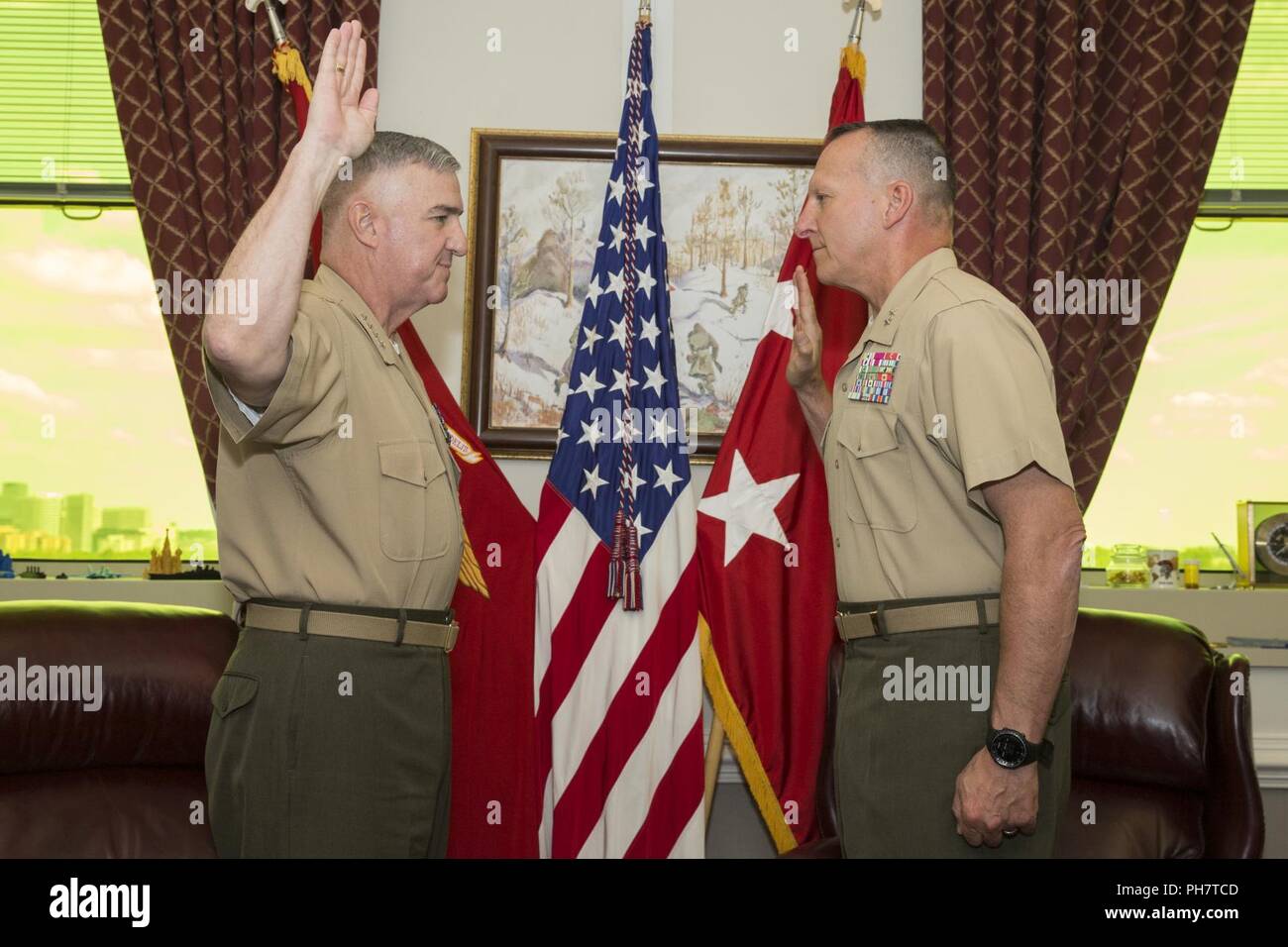 Stellvertretender Kommandant des Marine Corps Gen. Glenn M. Walters fördert Generalmajor Charles G. Chiarotti, bevorstehende Lagerführer, Anlagen und Logistik, im Pentagon, Washington, D.C., 29. Juni 2018. Chiarroti wurde in den Rang eines Generalleutnant befördert. Stockfoto