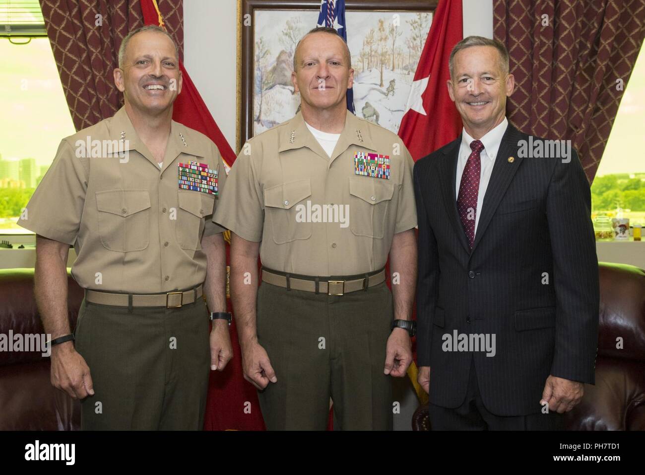 Stellvertretender Kommandant des Marine Corps Gen. Glenn M. Walters fördert Generalmajor Charles G. Chiarotti, bevorstehende Lagerführer, Anlagen und Logistik, im Pentagon, Washington, D.C., 29. Juni 2018. Chiarroti wurde in den Rang eines Generalleutnant befördert. Stockfoto