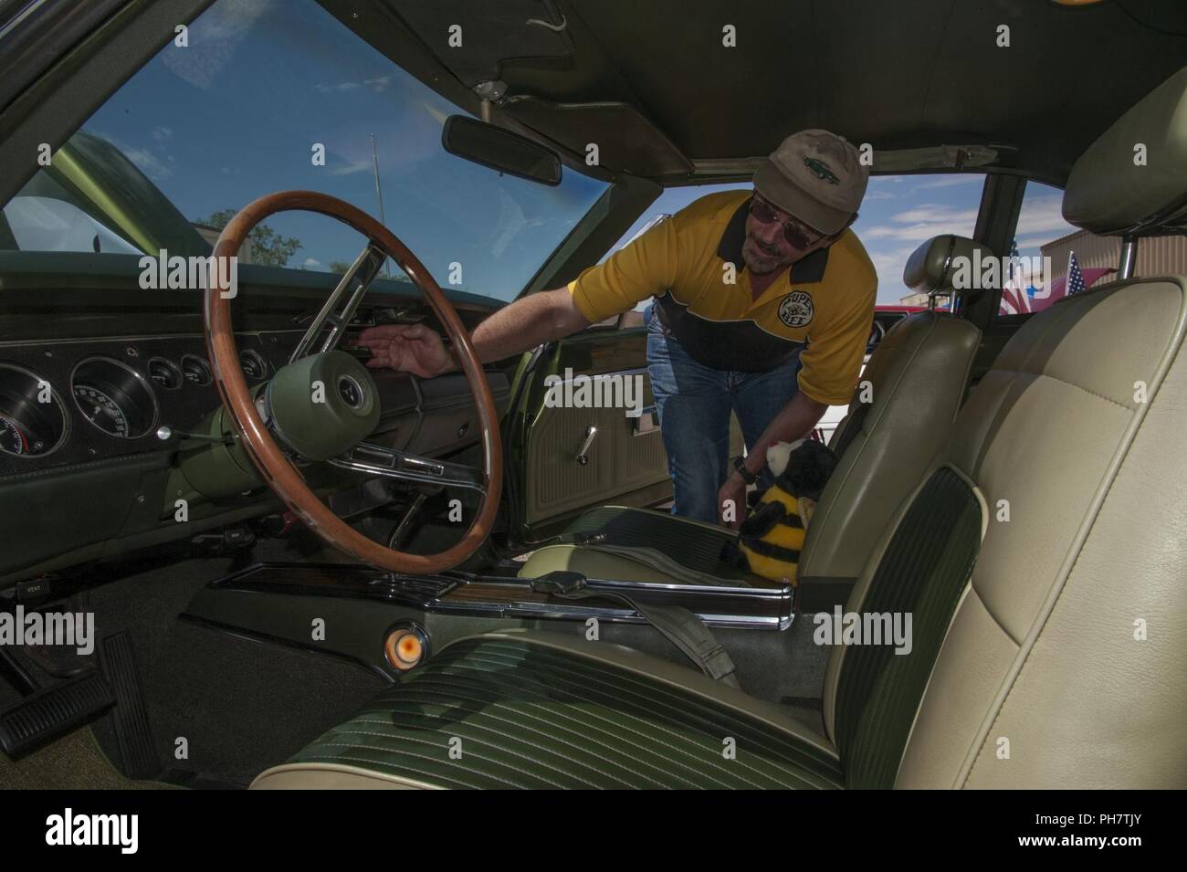 Von den 377 Force Support Squadron Getriebeköpfe Car Show 30. Juni auf der Auto Hobby Shop: Tom Stull, pensionierter Flieger und GS zivile, verweist auf die Arbeiten 8-Track tape Spieler in seinem 1969 Dodge Super Bee. (Air Force Stockfoto