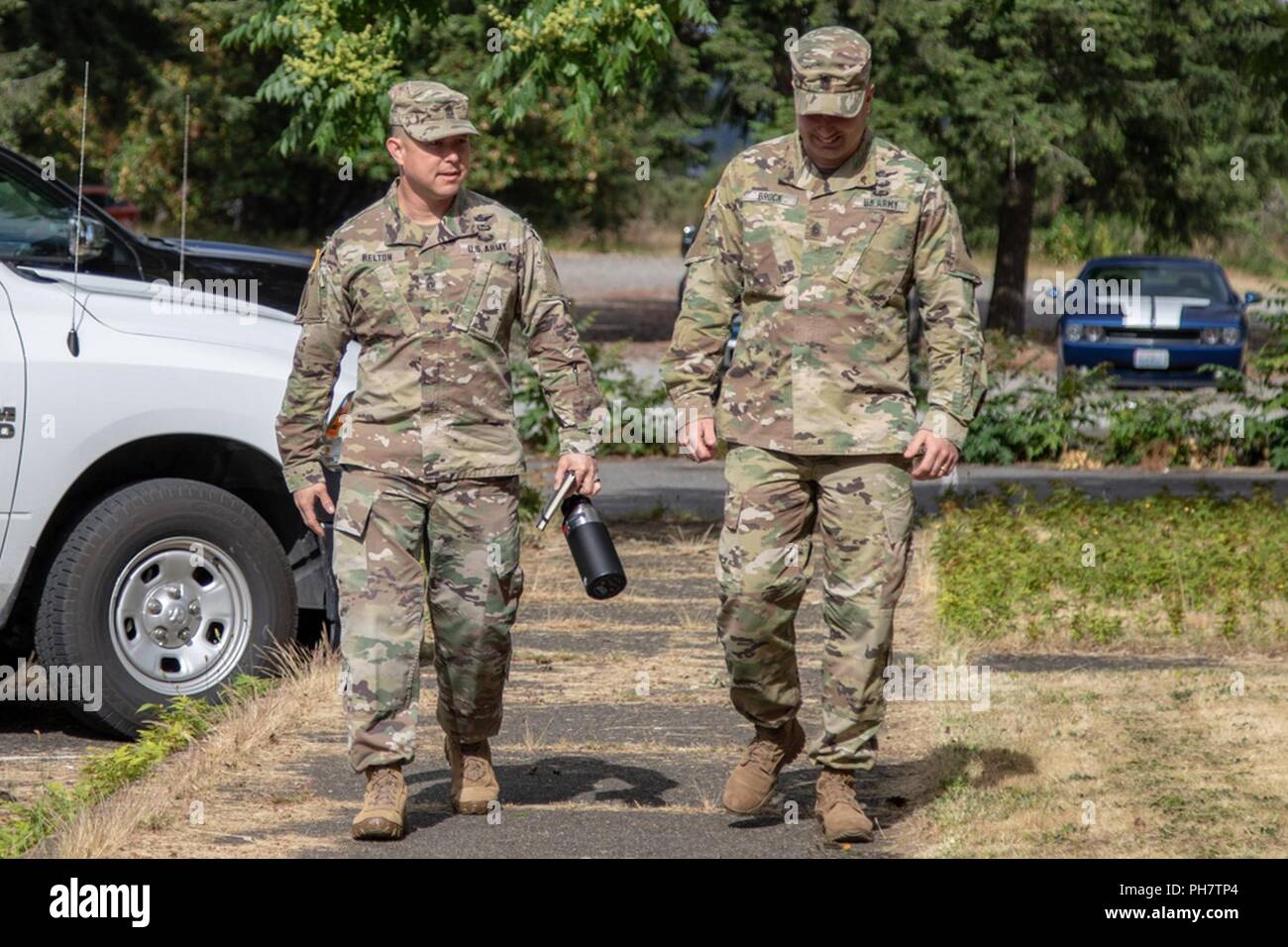 Command Sgt. Maj. Stephen Helton, 7 Infanterie Division Command Sergeant Major, besuche die 16. Combat Aviation Brigade Raptor Ausfallsicherheit Center, an Joint Base Lewis-McChord, Washington, 26. Juni 2018. Staff Sgt. Vanessa Alvarado, 16 CAB religiöse Angelegenheiten NCO, gab Helton eine Tour der Raptor Ausfallsicherheit Center und teilte ihm die Leistungen in der Einrichtung zur Verfügung gestellt. Sie erhielt auch eine Exzellenz Münze aus Helton. Danach Helton sprach mit dem Senior Non-Commissioned Officers in Führungspositionen innerhalb der Feuerwehr für ihre berufliche Entwicklung. Stockfoto