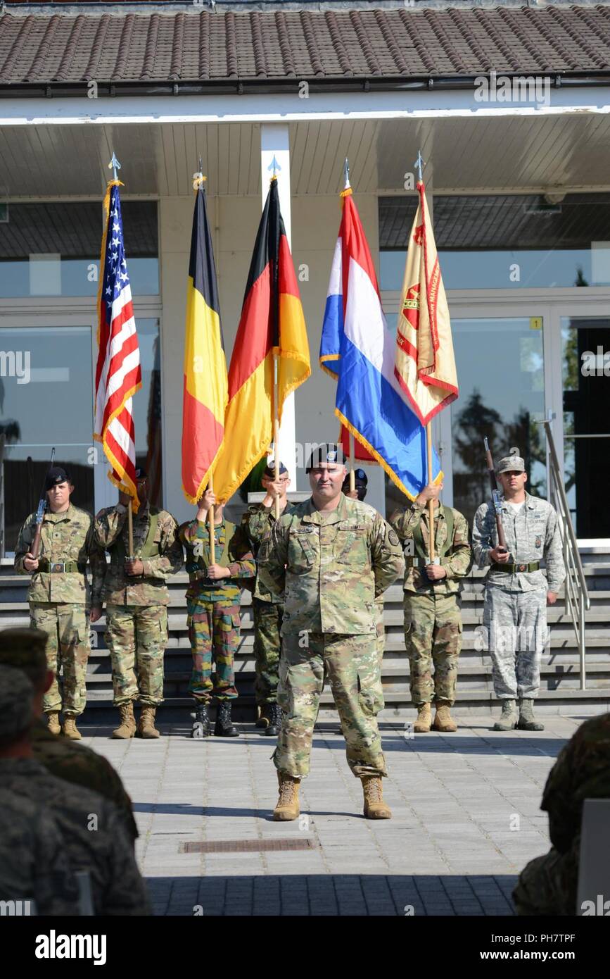 Usa und Belgische Armee Color Guard an der Teilnahme an Position während der US-Armee Garnison Benelux "Ändern des Befehls, Chièvres Caserne Daumerie, Belgien, 29. Juni 2018. Stockfoto