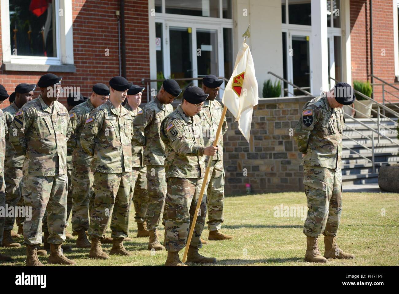 Us-Soldaten der US-Armee Garnison Benelux, stehen an Aufmerksamkeit für Oberstleutnant Kelly D. von Porter Anrufung während der Änderung der Befehl zugewiesen, in Chièvres Caserne Daumerie, Belgien, 29. Juni 2018. Stockfoto