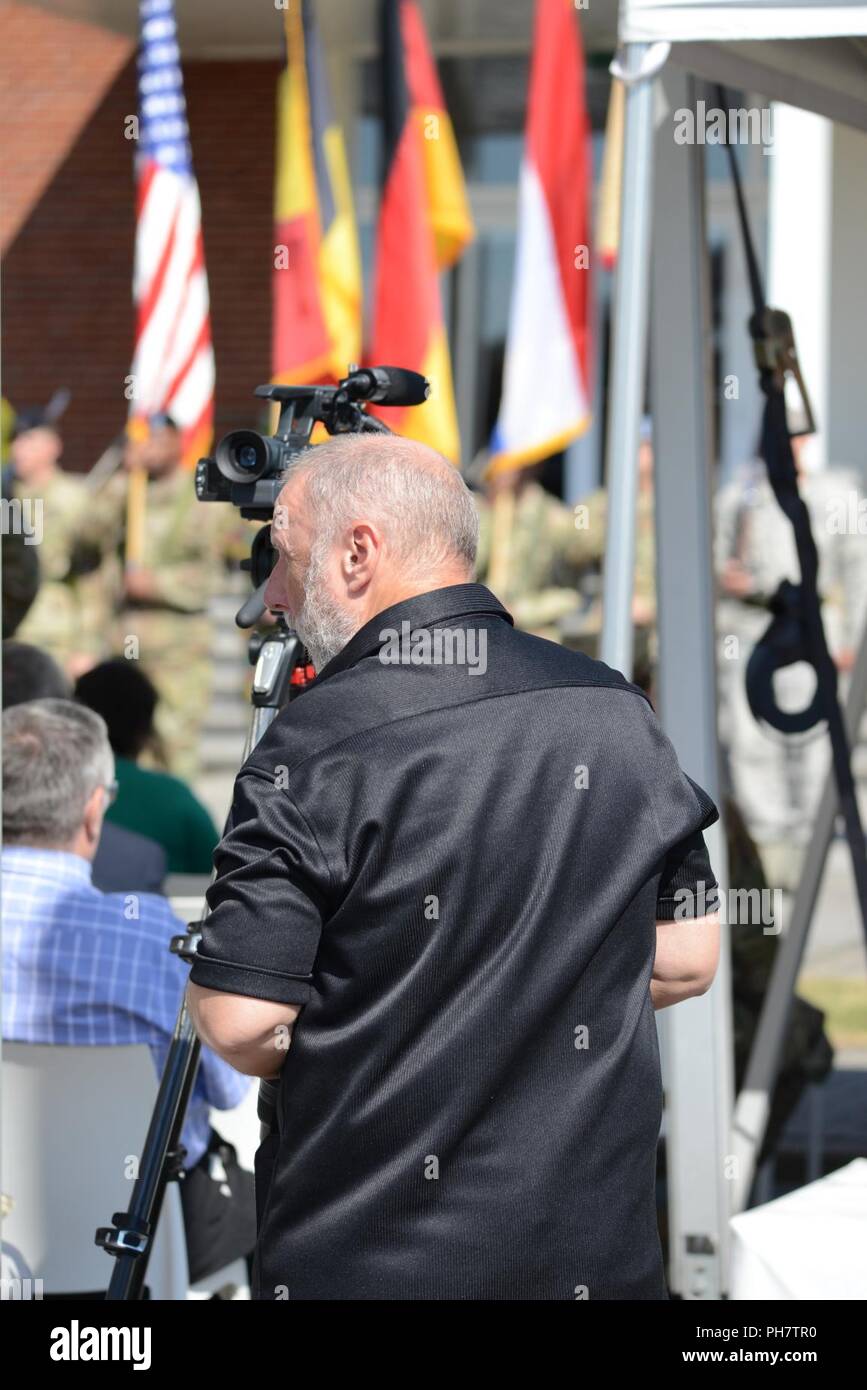 Henri Cambier, visuelle Informationen Spezialist für Training Support Center Benelux, bereitet seine Kamera, um die US-Armee Garnison Benelux "Ändern des Befehls, Chièvres Caserne Daumerie, Belgien, 29. Juni 2018 zu dokumentieren. Stockfoto