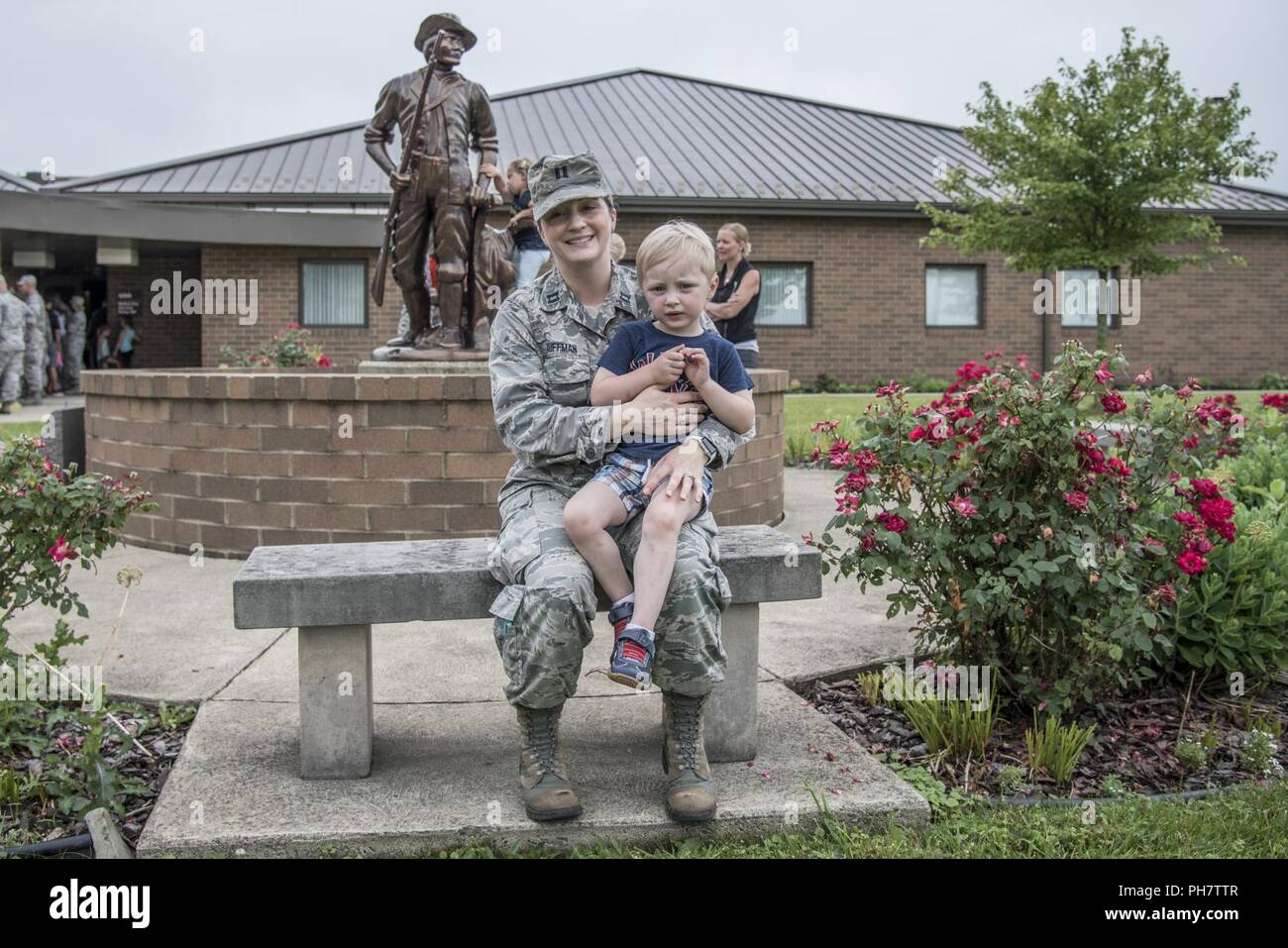 Flieger und ihre Familie in einer Vielzahl von Aktivitäten teilnehmen, als Teil einer 'Ihr Kind Tag' zu nehmen, 20. Juni 2018, an der 179th Airlift Wing, Mansfield, Ohio. Die 179Th Airlift Wing Flieger und Familie Readiness Programme Gastgeber der Veranstaltung mit Unterstützung des Amerikanischen Roten Kreuzes, der eine Pizza und ein home Safety briefing. Stockfoto