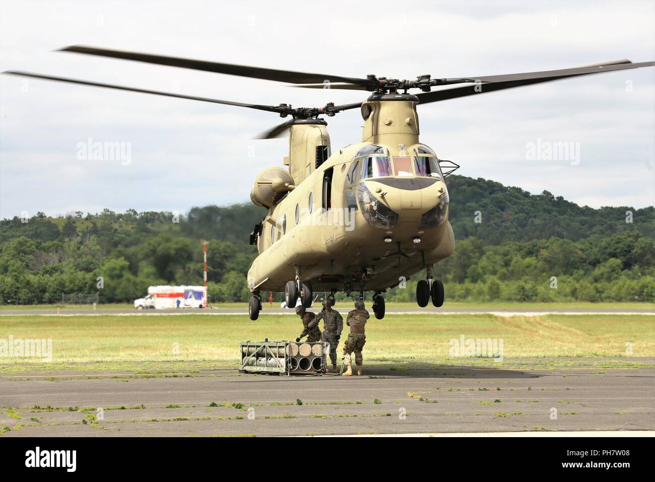 Schüler der 89 B Munition liefern natürlich ein mock Munition Palette zu einem Chinook Hubschrauber Juni 27, 2018, als Teil der Schlinge last Ausbildung bei Sparta-Fort McCoy Flughafen am Fort McCoy, Wis die Munition liefern, von der 13 Bataillon, 100 Regiment am Fort McCoy gelehrt wird, ist einen 4-wöchigen Kurs, der eine Schulung für die Soldaten, die Umgliederung der 89 B militärische berufliche Spezialität sind. Die Schlinge - last Training ist einer der letzten großen Ausbildung Veranstaltungen während des Kurses. Eine Schlinge Last wird verwendet, um Munition zu entfernten Standorten oder zu beschleunigen Sendungen in den feindlichen locat zu transportieren Stockfoto