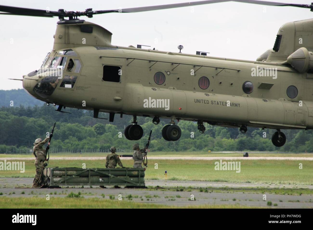 Schüler der 89 B Munition liefern natürlich ein mock Munition Palette zu einem Chinook Hubschrauber Juni 27, 2018, als Teil der Schlinge last Ausbildung bei Sparta-Fort McCoy Flughafen am Fort McCoy, Wis die Munition liefern, von der 13 Bataillon, 100 Regiment am Fort McCoy gelehrt wird, ist einen 4-wöchigen Kurs, der eine Schulung für die Soldaten, die Umgliederung der 89 B militärische berufliche Spezialität sind. Die Schlinge - last Training ist einer der letzten großen Ausbildung Veranstaltungen während des Kurses. Eine Schlinge Last wird verwendet, um Munition zu entfernten Standorten oder zu beschleunigen Sendungen in den feindlichen locat zu transportieren Stockfoto