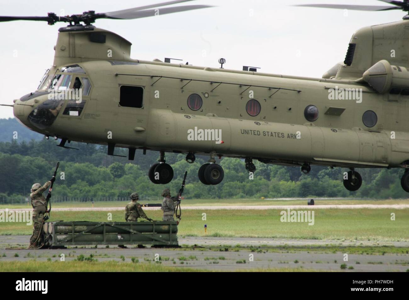 Schüler der 89 B Munition liefern natürlich ein mock Munition Palette zu einem Chinook Hubschrauber Juni 27, 2018, als Teil der Schlinge last Ausbildung bei Sparta-Fort McCoy Flughafen am Fort McCoy, Wis die Munition liefern, von der 13 Bataillon, 100 Regiment am Fort McCoy gelehrt wird, ist einen 4-wöchigen Kurs, der eine Schulung für die Soldaten, die Umgliederung der 89 B militärische berufliche Spezialität sind. Die Schlinge - last Training ist einer der letzten großen Ausbildung Veranstaltungen während des Kurses. Eine Schlinge Last wird verwendet, um Munition zu entfernten Standorten oder zu beschleunigen Sendungen in den feindlichen locat zu transportieren Stockfoto