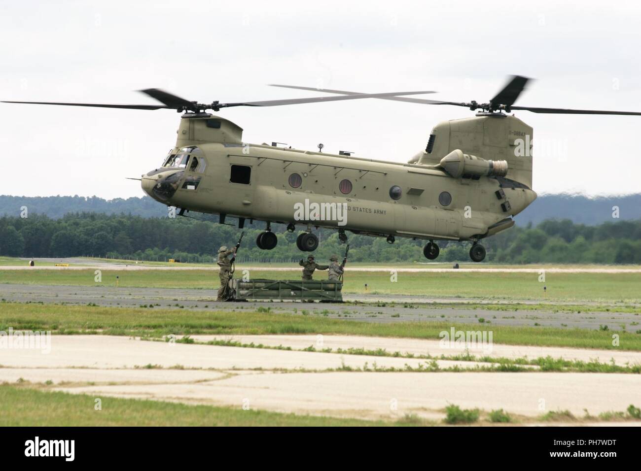 Schüler der 89 B Munition liefern natürlich ein mock Munition Palette zu einem Chinook Hubschrauber Juni 27, 2018, als Teil der Schlinge last Ausbildung bei Sparta-Fort McCoy Flughafen am Fort McCoy, Wis die Munition liefern, von der 13 Bataillon, 100 Regiment am Fort McCoy gelehrt wird, ist einen 4-wöchigen Kurs, der eine Schulung für die Soldaten, die Umgliederung der 89 B militärische berufliche Spezialität sind. Die Schlinge - last Training ist einer der letzten großen Ausbildung Veranstaltungen während des Kurses. Eine Schlinge Last wird verwendet, um Munition zu entfernten Standorten oder zu beschleunigen Sendungen in den feindlichen locat zu transportieren Stockfoto