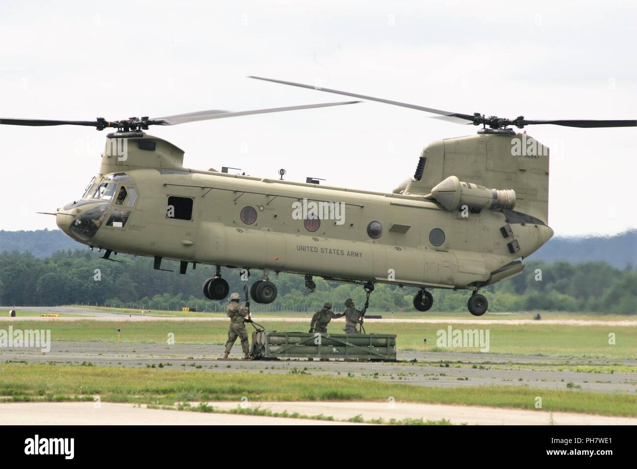 Schüler der 89 B Munition liefern natürlich ein mock Munition Palette zu einem Chinook Hubschrauber Juni 27, 2018, als Teil der Schlinge last Ausbildung bei Sparta-Fort McCoy Flughafen am Fort McCoy, Wis die Munition liefern, von der 13 Bataillon, 100 Regiment am Fort McCoy gelehrt wird, ist einen 4-wöchigen Kurs, der eine Schulung für die Soldaten, die Umgliederung der 89 B militärische berufliche Spezialität sind. Die Schlinge - last Training ist einer der letzten großen Ausbildung Veranstaltungen während des Kurses. Eine Schlinge Last wird verwendet, um Munition zu entfernten Standorten oder zu beschleunigen Sendungen in den feindlichen locat zu transportieren Stockfoto