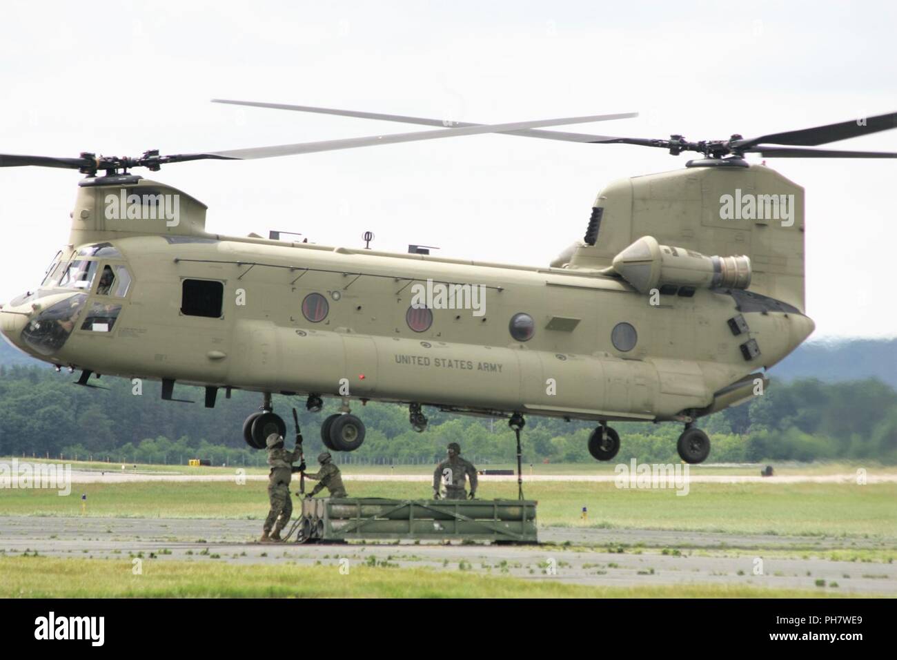 Schüler der 89 B Munition liefern natürlich ein mock Munition Palette zu einem Chinook Hubschrauber Juni 27, 2018, als Teil der Schlinge last Ausbildung bei Sparta-Fort McCoy Flughafen am Fort McCoy, Wis die Munition liefern, von der 13 Bataillon, 100 Regiment am Fort McCoy gelehrt wird, ist einen 4-wöchigen Kurs, der eine Schulung für die Soldaten, die Umgliederung der 89 B militärische berufliche Spezialität sind. Die Schlinge - last Training ist einer der letzten großen Ausbildung Veranstaltungen während des Kurses. Eine Schlinge Last wird verwendet, um Munition zu entfernten Standorten oder zu beschleunigen Sendungen in den feindlichen locat zu transportieren Stockfoto