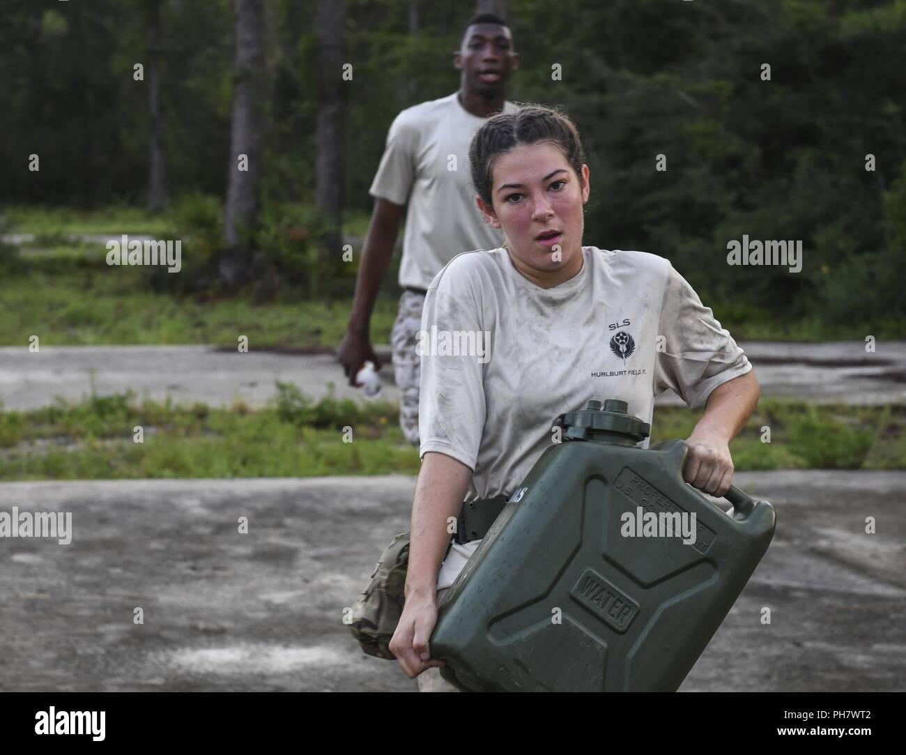Eine Junior ROTC Cadet trägt eine Jerry kann während einer Monster Mash bei Hurlburt Field, Florida, 29. Juni 2018. Ein Monster Mash ist ein Wettbewerb für die Herausforderung und team-Fähigkeiten zu stärken. Die 1 Special Operations Wing hosted Sommer Führung Schule für Junior ROTC Kadetten aus fünf lokale High School in einer Vielzahl von Führung und Teambildung Übungen unter der Anleitung von Air Commandos zu engagieren. Stockfoto