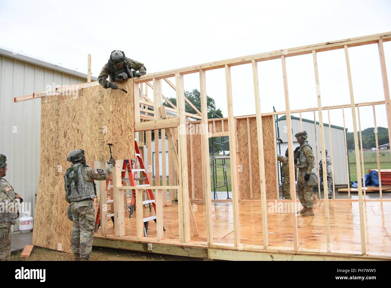 Armee Reservisten mit Die 284 EngineerCompany auf einem neuen Kühllager Gebäude Teil der Truppe Projekte am Fort McCoy Wi arbeiten. Stockfoto