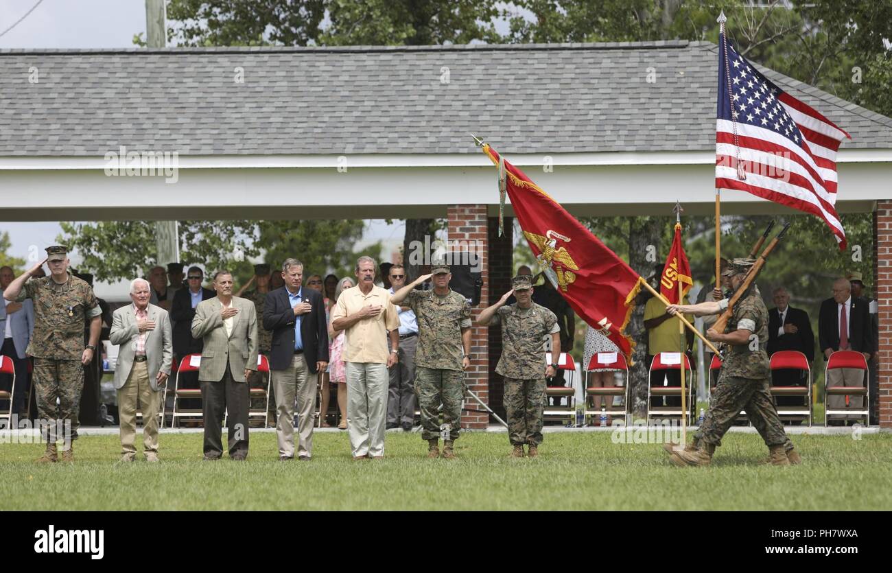 Ein U.S. Marine Corps Color Guard an 2nd Marine Expeditionary Force zugewiesen führt einen Pass und Review während Generalmajor Niel E.Nelson's Ruhestand Festakt in Camp Lejeune, N.C., 26. Juni 2018. Die Zeremonie wurde zu Ehren von Generalmajor Nelson's 35 Jahre Damen und verdienstvollen Service statt. Stockfoto