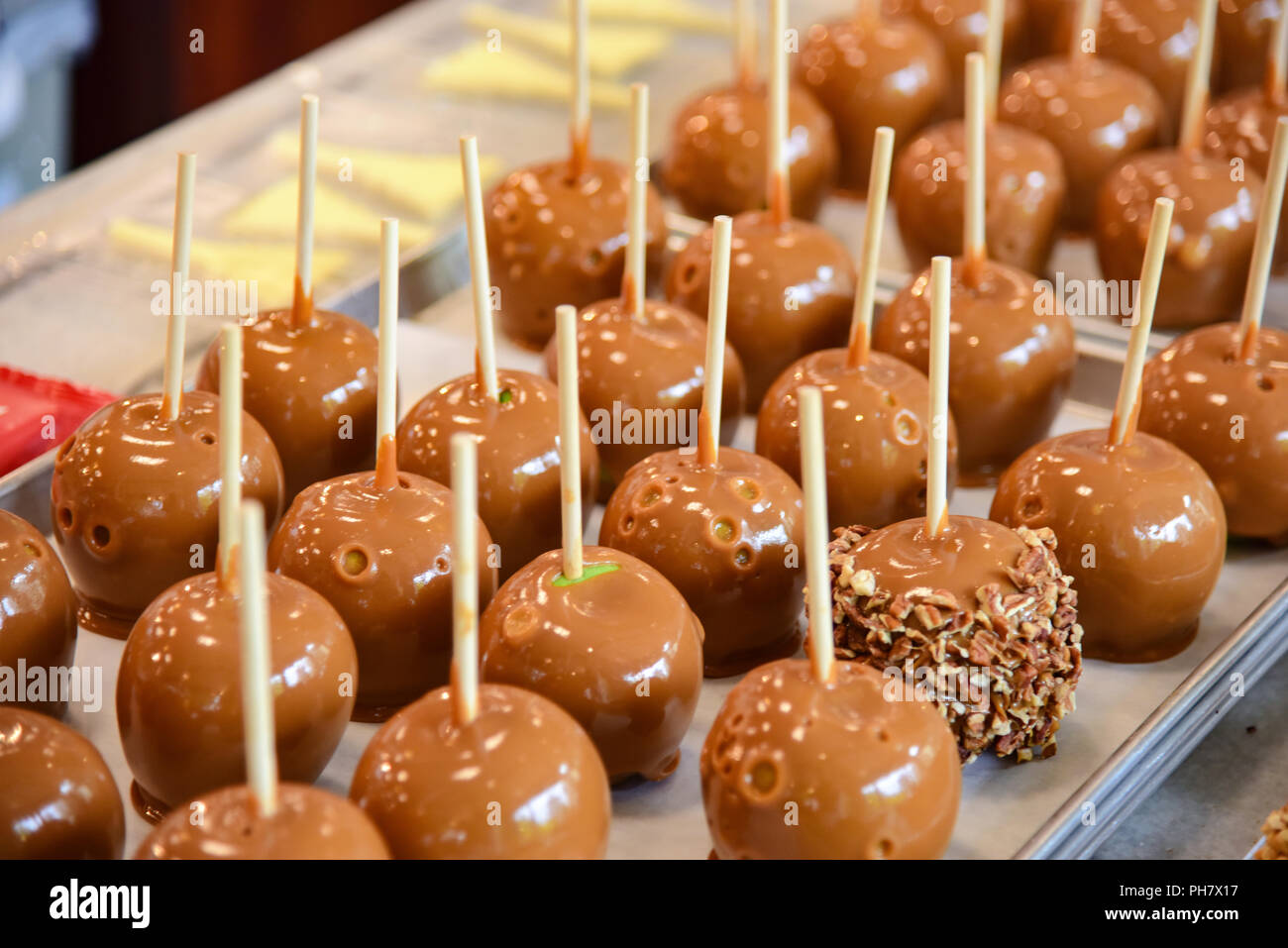 Gruppe von Frische, hausgemachte Karamel Äpfel auf einer Platte. Stockfoto