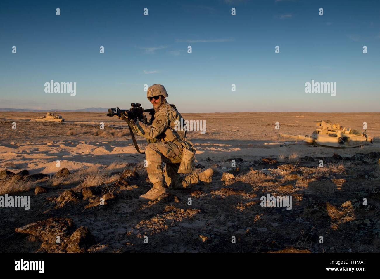 SSG Dustin Schwarz, ein infanterist von B1-163, Montana, Army National Guard, bereitet eine defensive Position als Teil eines Unternehmens für die Bereiche Verteidigung, während eine exportierbare Kampftraining Fähigkeit Rotation an der Orchard Combat Training Center, südlich von Boise, Idaho, 22. Juni 2018. Soldaten, die in den 116 Kavallerie Brigade Combat Team in ihrem xCTC Rotation an OCTC in Vorbereitung für seine National Training Center Rotation im Juni 2019. Mehr als 3.000 Soldaten aus mindestens fünf Army National Guard, der U.S. Army, der U.S. Army Reserve und der Britischen Armee finden 10 Stockfoto