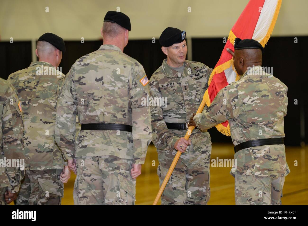 Ausgehende Befehl Allgemeine, MG Todd McCaffrey Hände das Bataillon Flagge der LTG Stephen Twitty während der ersten Armee Osten Ändern des Befehls und der Wechsel der Verantwortung Zeremonie in Fort Knox, Kentucky. Stockfoto