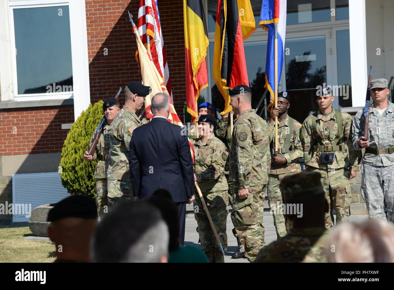 Us-Armee Oberst Sean H. Kuester, eingehende Commander, kehrt das Gerät in den Farben der Army Command Sgt. Maj. Samara L. Pitre während der US-Armee Garnison Benelux Ändern des Befehls auf Caserne Daumerie in Chièvres, Belgien, 29. Juni 2018. Stockfoto