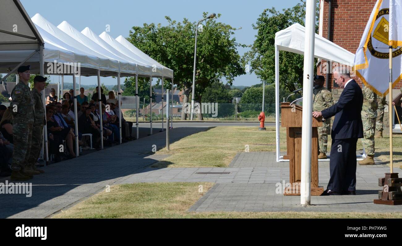 Herr Michael D. Formica, Direktor der Installation Management Command-Europe, macht eine Rede während der US-Armee Garnison Benelux Ändern des Befehls auf Caserne Daumerie in Chièvres, Belgien, 29. Juni 2018. Stockfoto