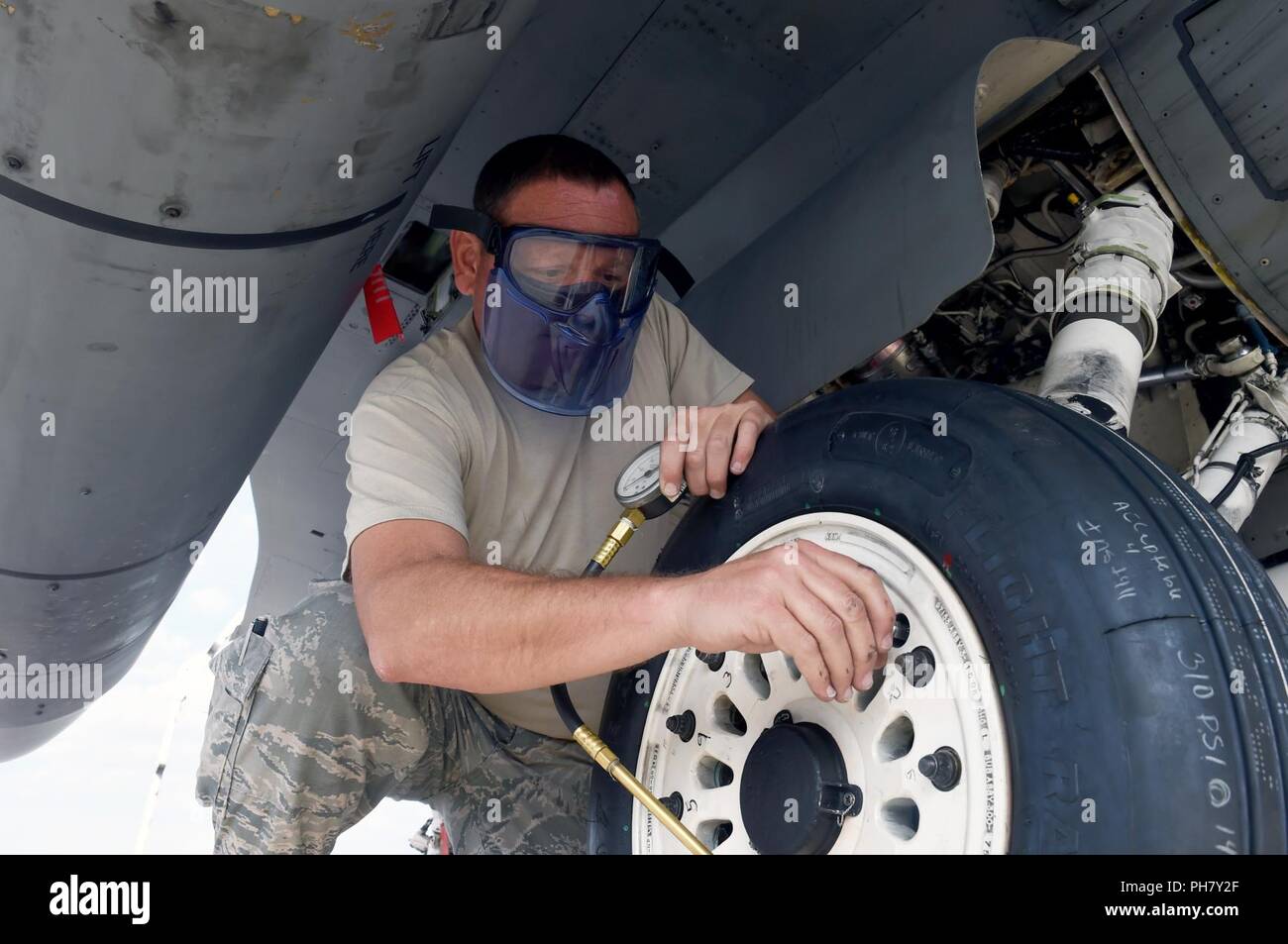 Eine Wartung der 149 Fighter Wing, Air National Guard, Zugewiesen an Joint Base San Antonio-Lackland, mit Sitz in Texas, Reparaturen, einen Reifen auf eine F-16 Fighting Falcon in Čáslav Air Base, Tschechische Republik, 29. Juni, während der Himmel Avenger 2018. (Air National Guard Stockfoto