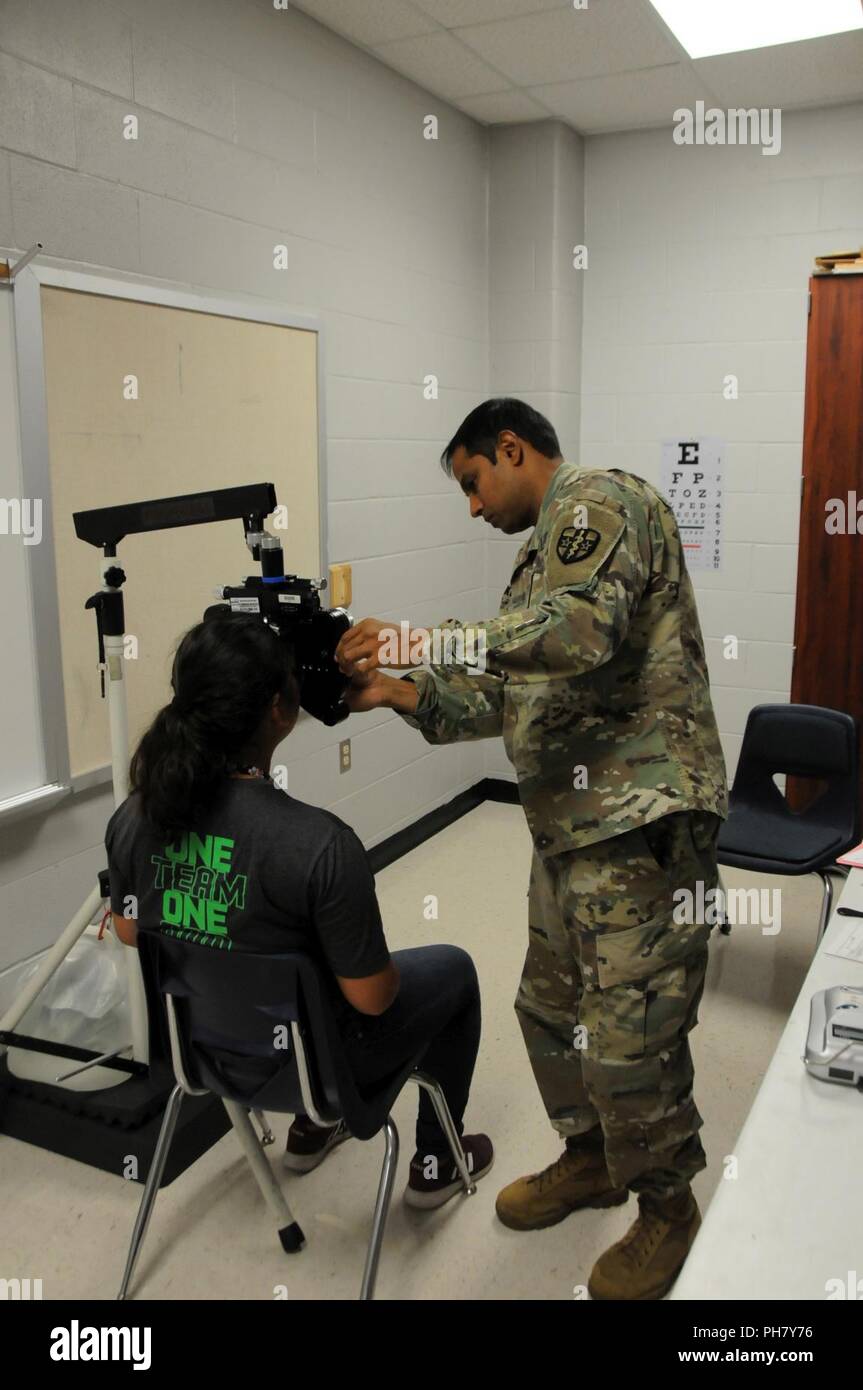 Maj. Riz Khan, ein Augenarzt, vervollständigt ein Auge Prüfung für ein Anwohner der ärztlichen Dienstleistungen in Betty Harwell der mittleren Schule in Edinburg, Texas. Etwa 50 US-Armee Reservisten der 7235Th Medizinischer Support Unit aus Orlando, Texas, arbeitete in Partnerschaft mit der Texas A&M Colonias Programm Juni 16-27 medizinische Versorgung in unterversorgten Colonia Bevölkerung Hidalgo County zur Verfügung zu stellen. Dienstleistungen, die von militärischen Personal zur Verfügung gestellt werden durch die Abteilung der innovativen Verteidigung Readiness Training, eine zivil-militärische Programm, das für beide Seiten vorteilhafte Partnerschaften baut zw. getan Stockfoto