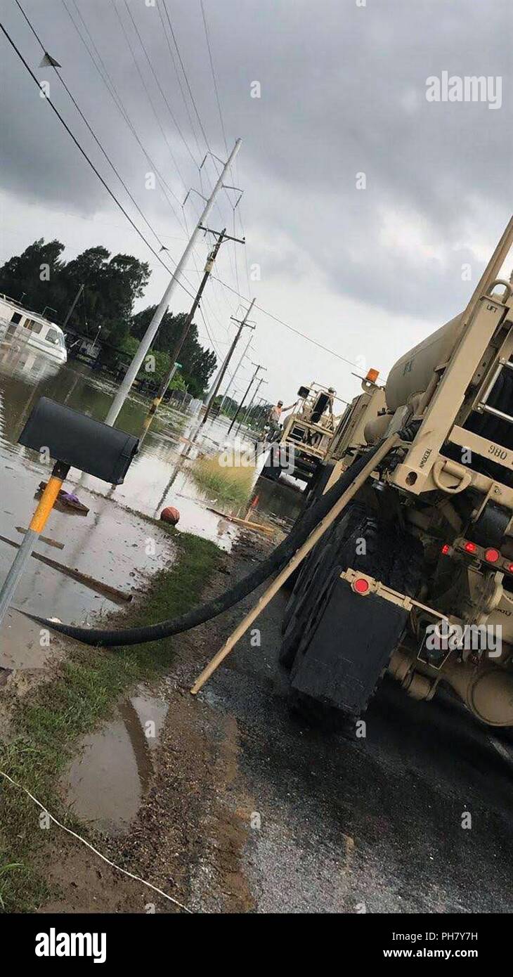 U.S. Army Reserve Soldaten des 277Th 416th Theater Ingenieur Befehl Ingenieur Unternehmen zugewiesen wurden außerhalb von San Antonio, Texas, Hilfe zu den lokalen Bewohnern in Hidalgo County durch Auspumpen über 66.000 Gallonen Wasser bei einer Ihrer lokalen Pumpstationen. 277Th Eng. Co.Soldaten waren geladen, die sich mit der Verbesserung des etwa drei Meter langen Fahrbahn auf Loma Alta Straße und etwas mehr als zweieinhalb Meilen der Fahrbahn auf Palmetto Hill Road vor dem Sturm das Gerät umgeleitet, Wasser pumpen, bis Wasser zurück. Dienstleistungen, die von militärischen Personal zur Verfügung gestellt werden durch Stockfoto