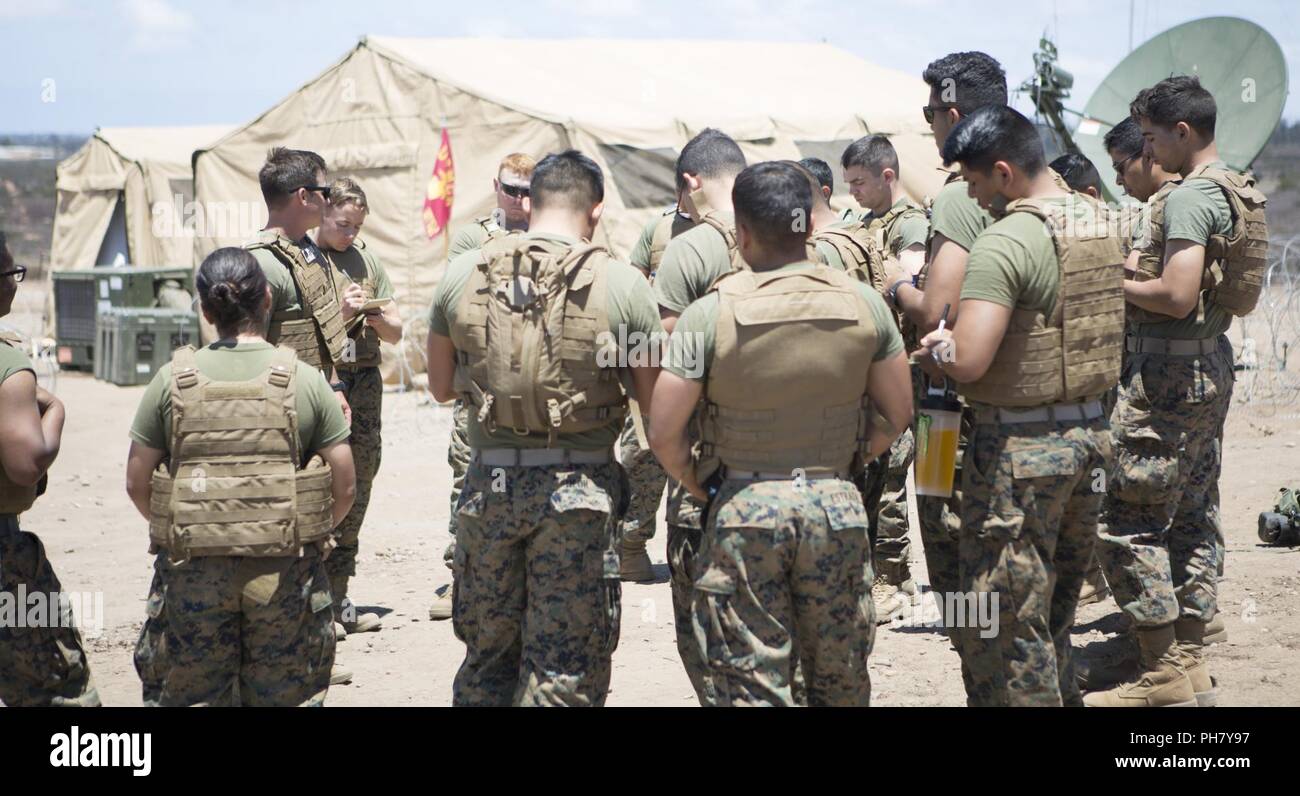 Staff Sgt. Blake Dudek, Getriebe Chief mit Marine Flügel Communications Squadron (MWCS) 48, gibt einen kurzen zu sein jüngeres Marines für ein Feld Training bei Marine Corps Air Station Miramar, Calif., 18. Juni vorzubereiten. Von Juni 14 bis 18, MWCS-48 Marines durchgeführt ein Feld Übung mit organischen, terrestrische und satellitengestützte Kommunikation Fähigkeiten in Verbindung mit einem Aviation combat Element, Unterricht erhalten und ihre Kenntnisse in Aufbau und Pflege von Kommunikationsanlagen. Stockfoto