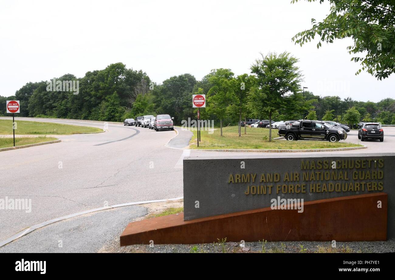 Fahrzeuge Park an der Seite von Randolph Straße hinter geben Sie keine Schilder an hanscom Air Force Base, Mass., Juni 18. Bauingenieure vor kurzem geändert, um einen Teil von Randolph Straße von einem Gegenverkehr Muster auf eine Art und Weise, wie der Verkehr. Stockfoto