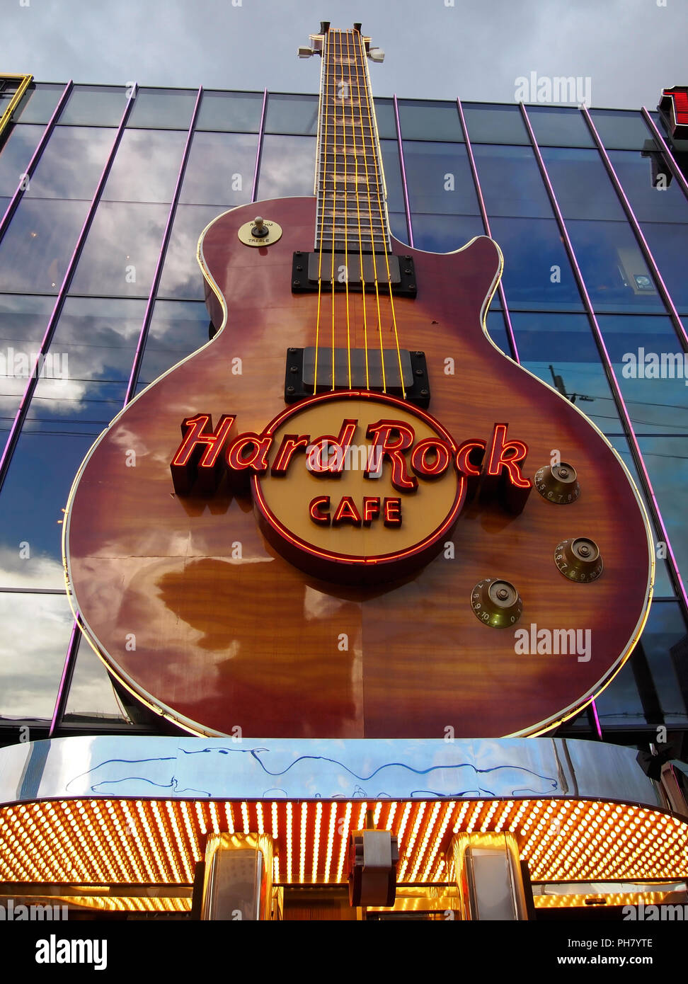 LAS VEGAS, Nevada - Juli 21, 2018: Der Riese, größer als das Leben Gitarre an der Vorderseite des Gebäudes befestigt dient als Zeichen für das Hard Rock Cafe. Stockfoto
