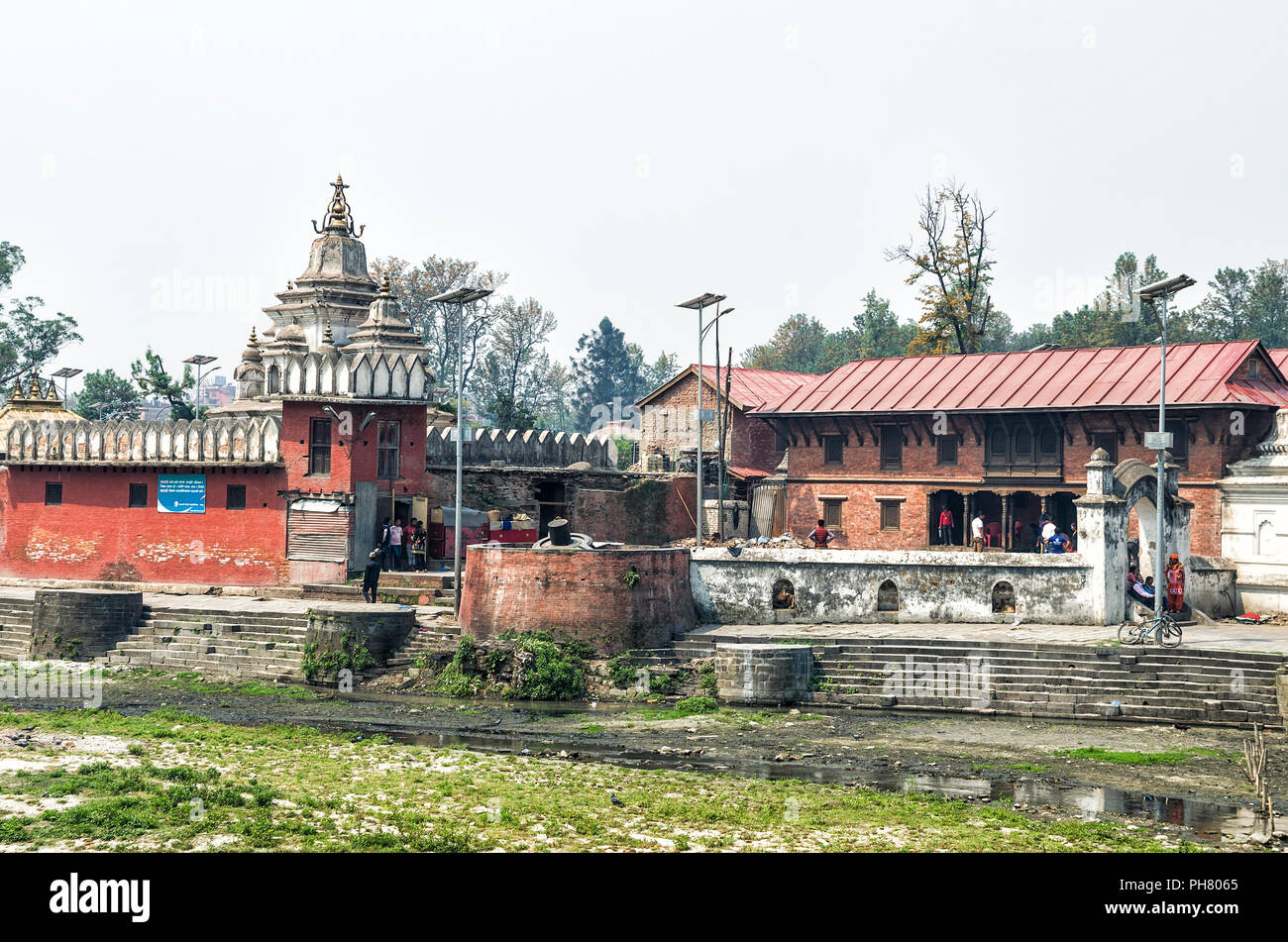 Kathmandu, Nepal - April 15, 2016: Pashupatinath dient als Sitz der nationalen Gottheit, Herrn Pashupatinath. Es ist auch der Ort der Einäscherung cerem Stockfoto