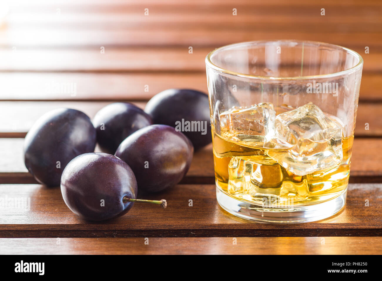 Pflaumenschnaps und Pflaumen. Lecker sliwowitz. Stockfoto