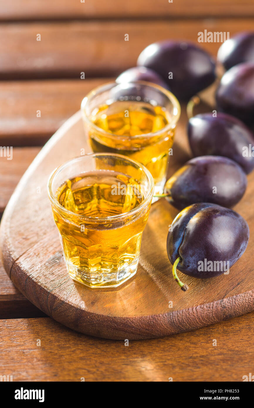 Pflaumenschnaps und Pflaumen. Lecker sliwowitz. Stockfoto