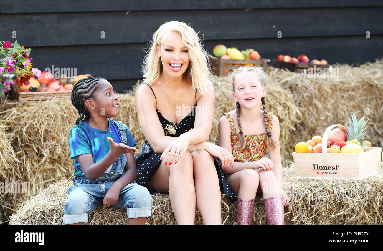 TV-Persönlichkeit Katie Piper Überraschungen eine Gruppe von Kindern, einschließlich der sechs Jahre alte Alex Buxton-Wilmott (links) und 8 Jahre alten Erin Addison (rechts) mit ihren ersten Besuch auf dem Bauernhof. Die Reise kommt, nachdem bekannt wurde, dass ein Viertel (23 %) der britischen Kinder noch nie auf einem Bauernhof gewesen, während ein Fünftel (20%) wissen nicht, dass Äpfel auf Bäumen wachsen, entsprechend der neuen Forschung, die durch organische Saft Marke ehrlich® Kids. In der Antwort, Katie hat teamed oben mit der Marke zu starten seine Eigene Sommer Kampagne, deren Ziel es ist, Kinder vor Bildschirmen und außerhalb von Früchten in diesem Sommer in ein Angebot, um zu erfahren, wie dif zu erhalten wählen Stockfoto