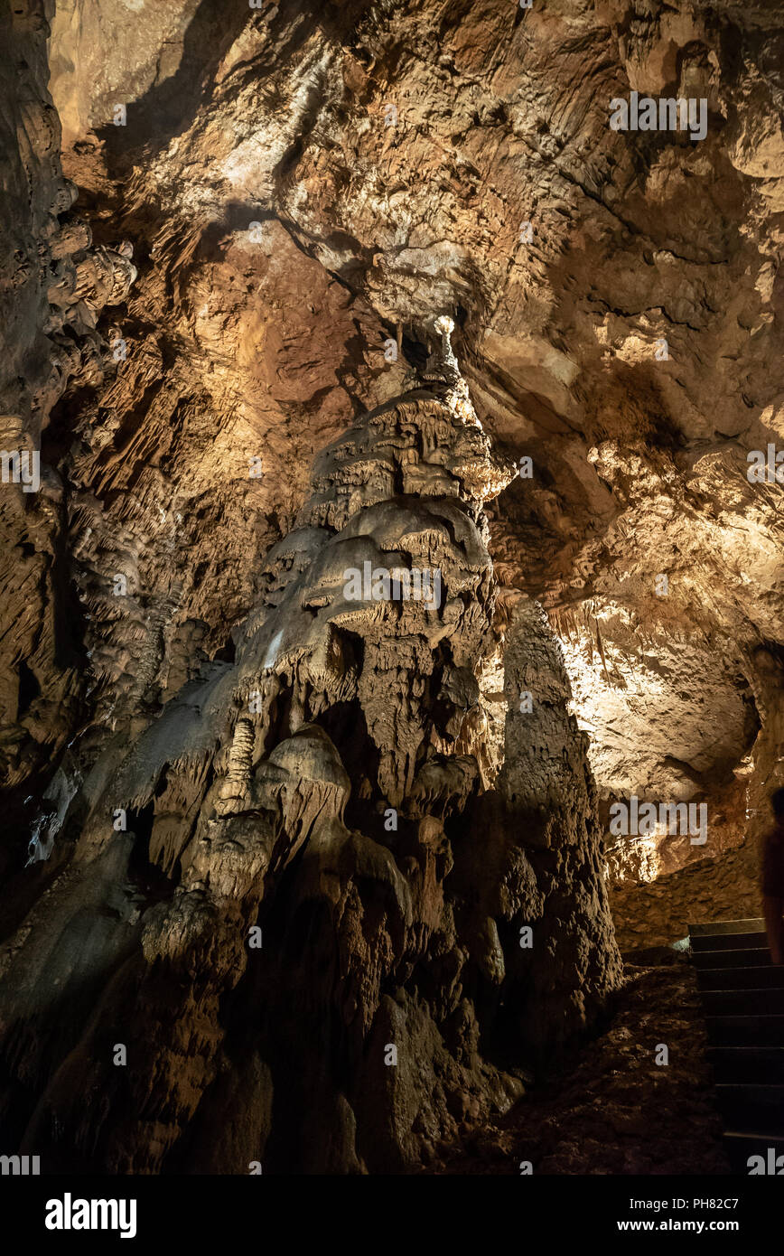 Höhle mit Stalaktiten und Stalagmiten Stockfoto