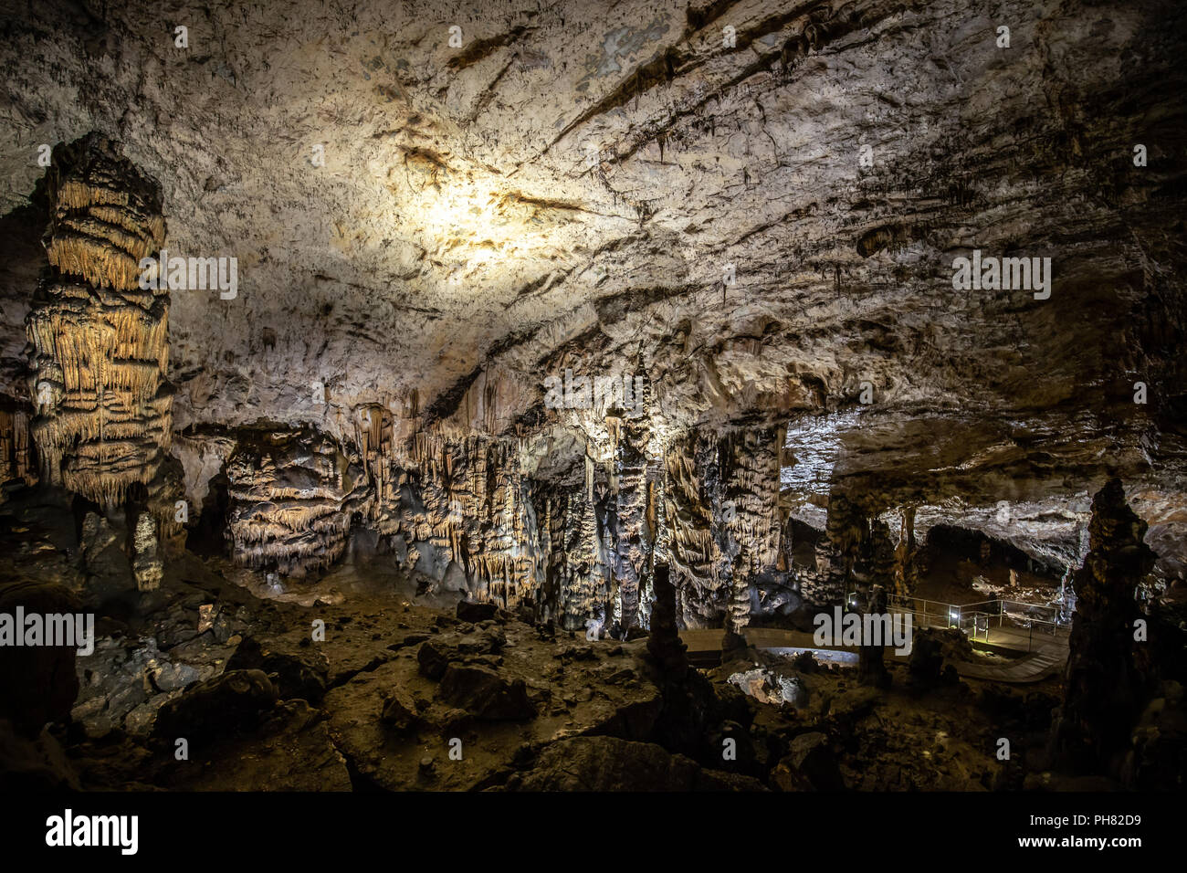 Stalaktiten- und Stalagmitenformationen in einer Höhle Stockfoto