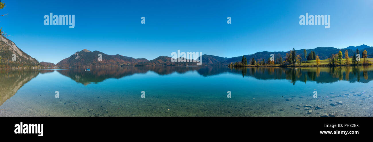 Panorama, Blick über den See mit Jochberg und die Halbinsel Zwergern im Herbst, Wasser Reflexion, Walchensee, Oberbayern Stockfoto