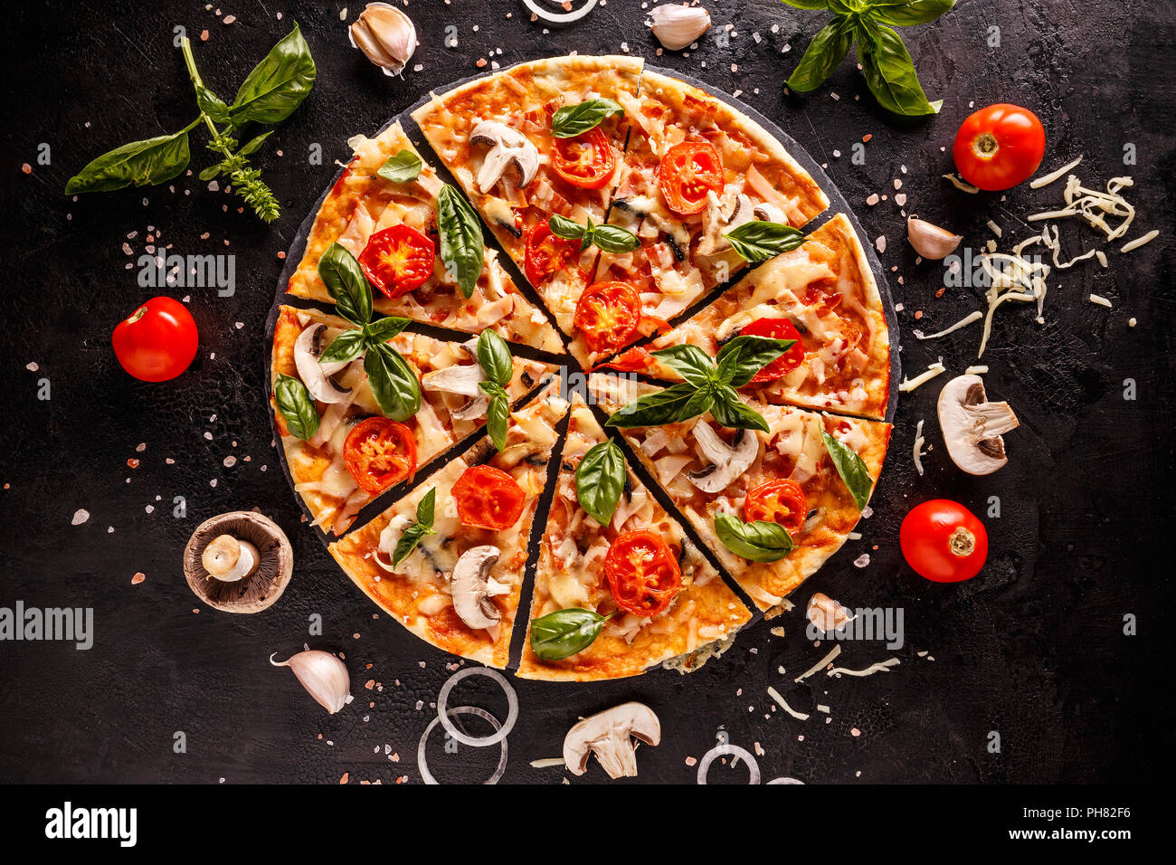 Zutaten und Gewürze zum Kochen köstliche italienische Pizza Stockfoto